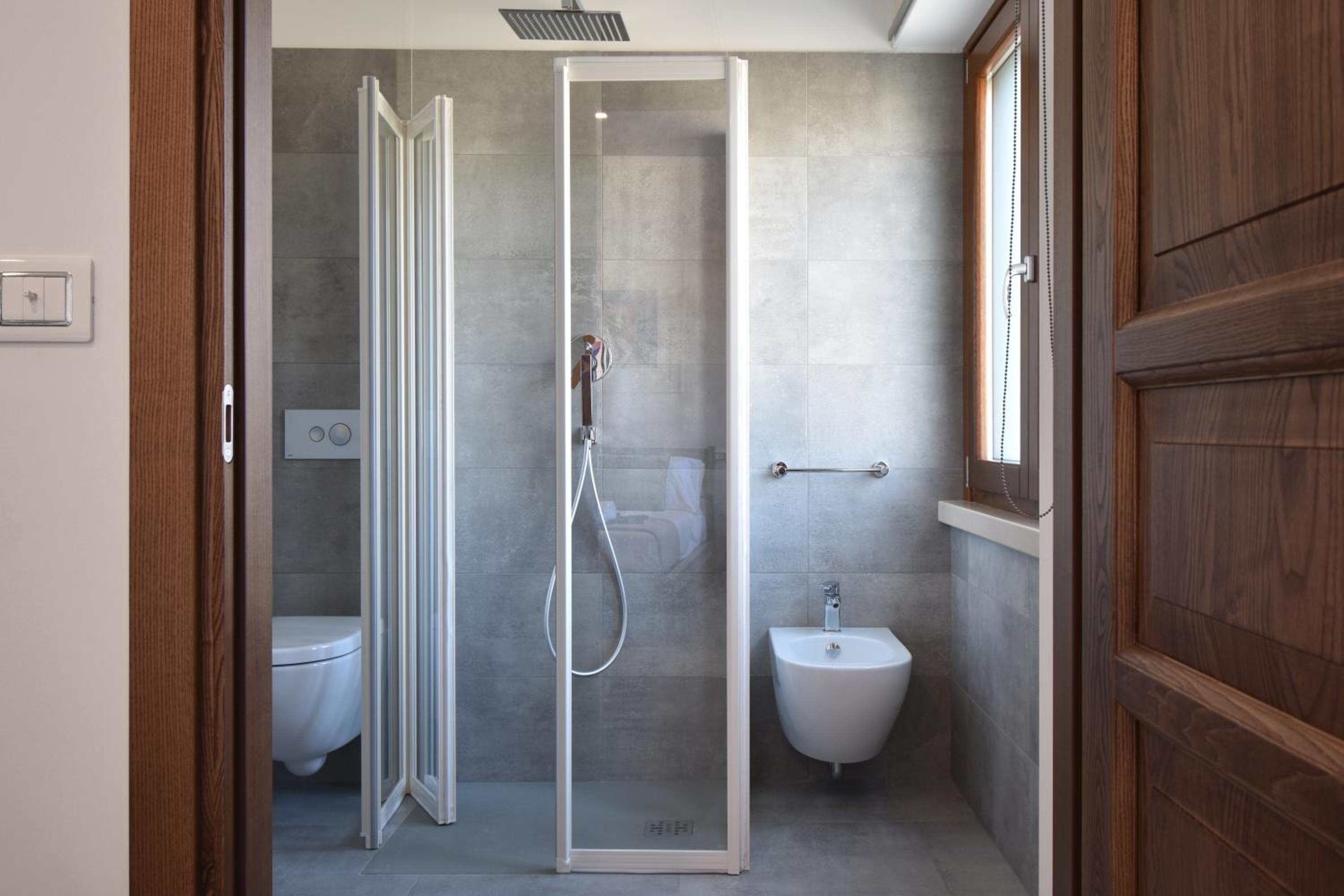 King Room - Disability Access - Photo 15