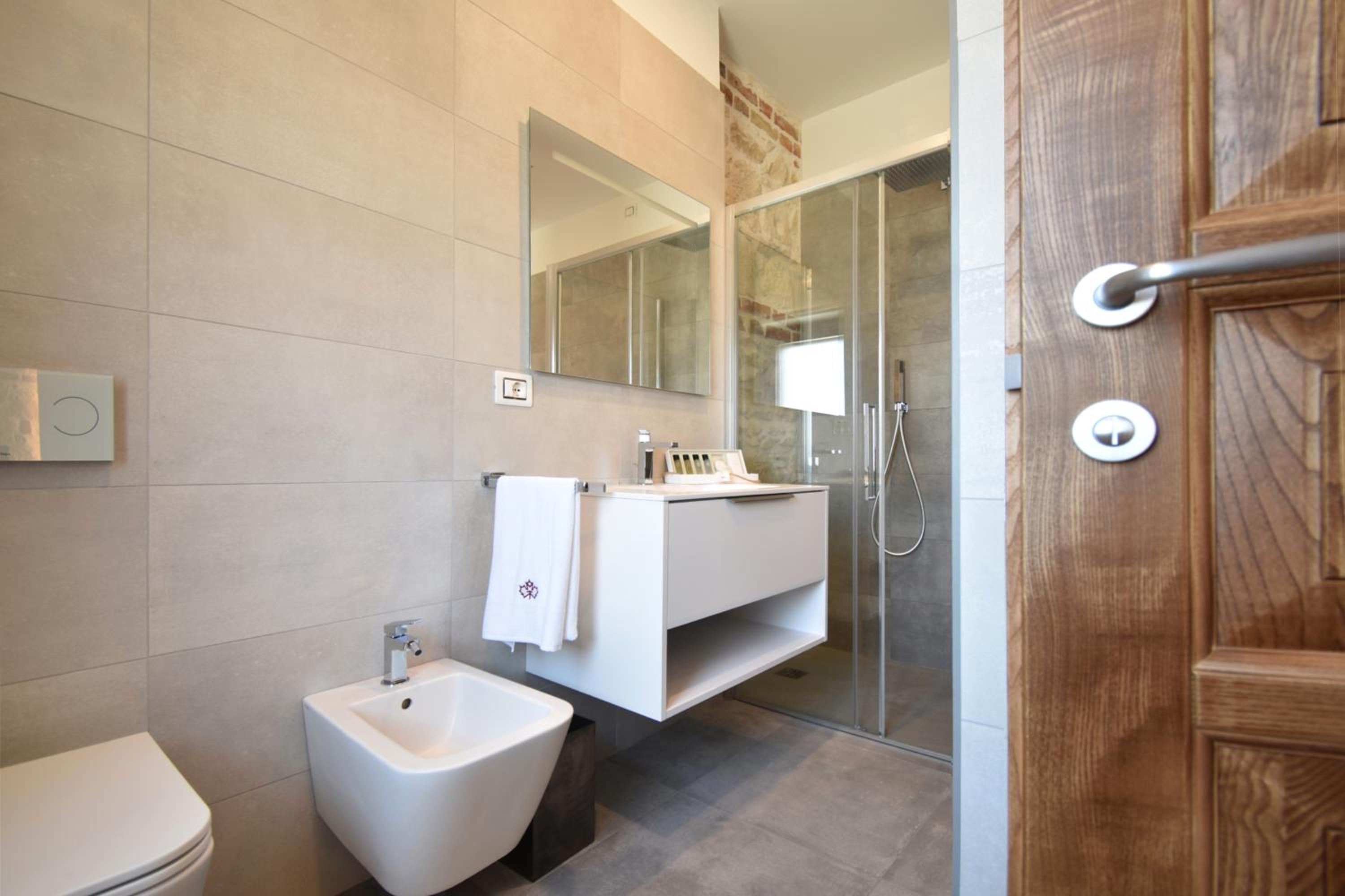 Deluxe Suite with Spa Bath - Photo 15
