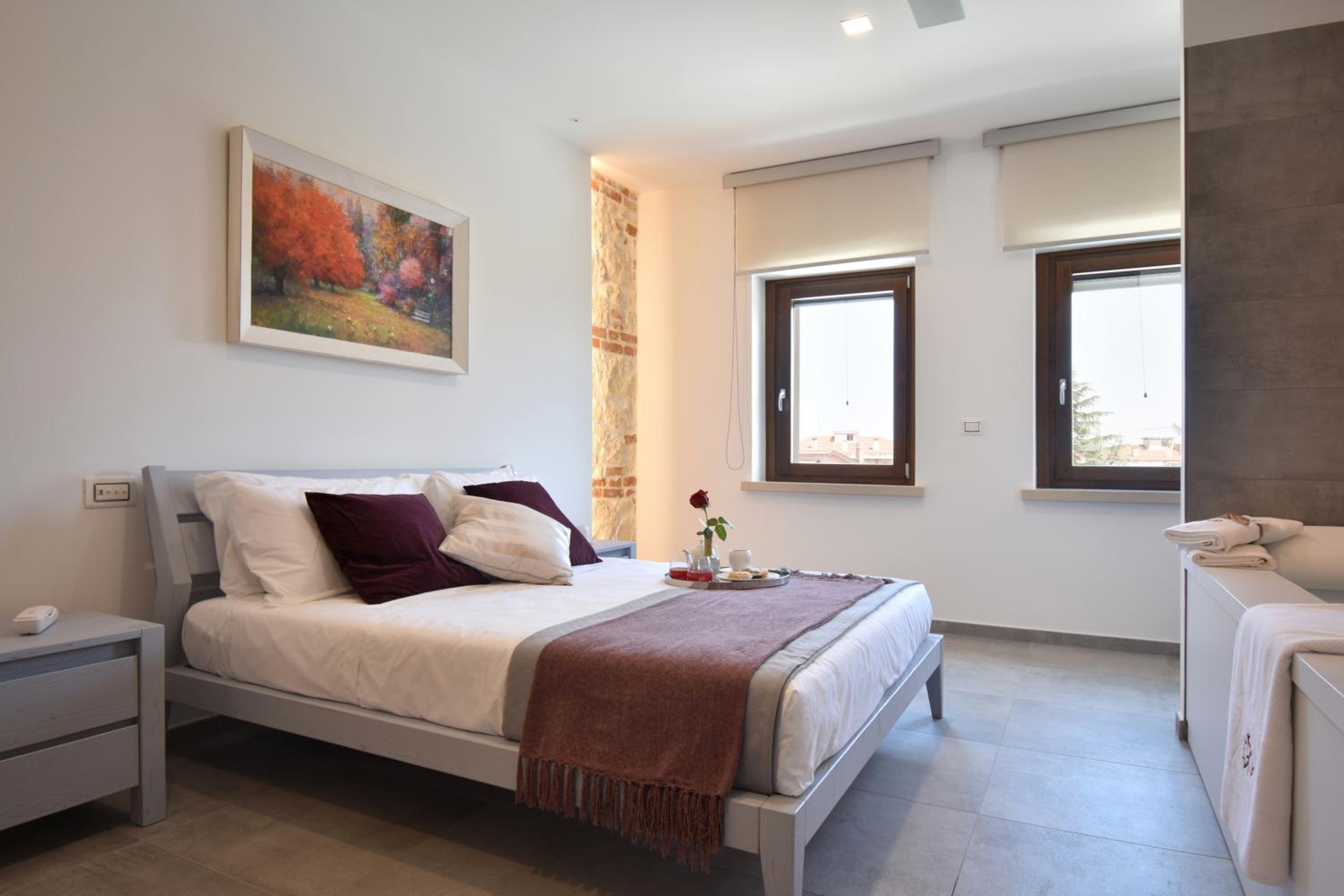 Deluxe Suite with Spa Bath - Photo 9