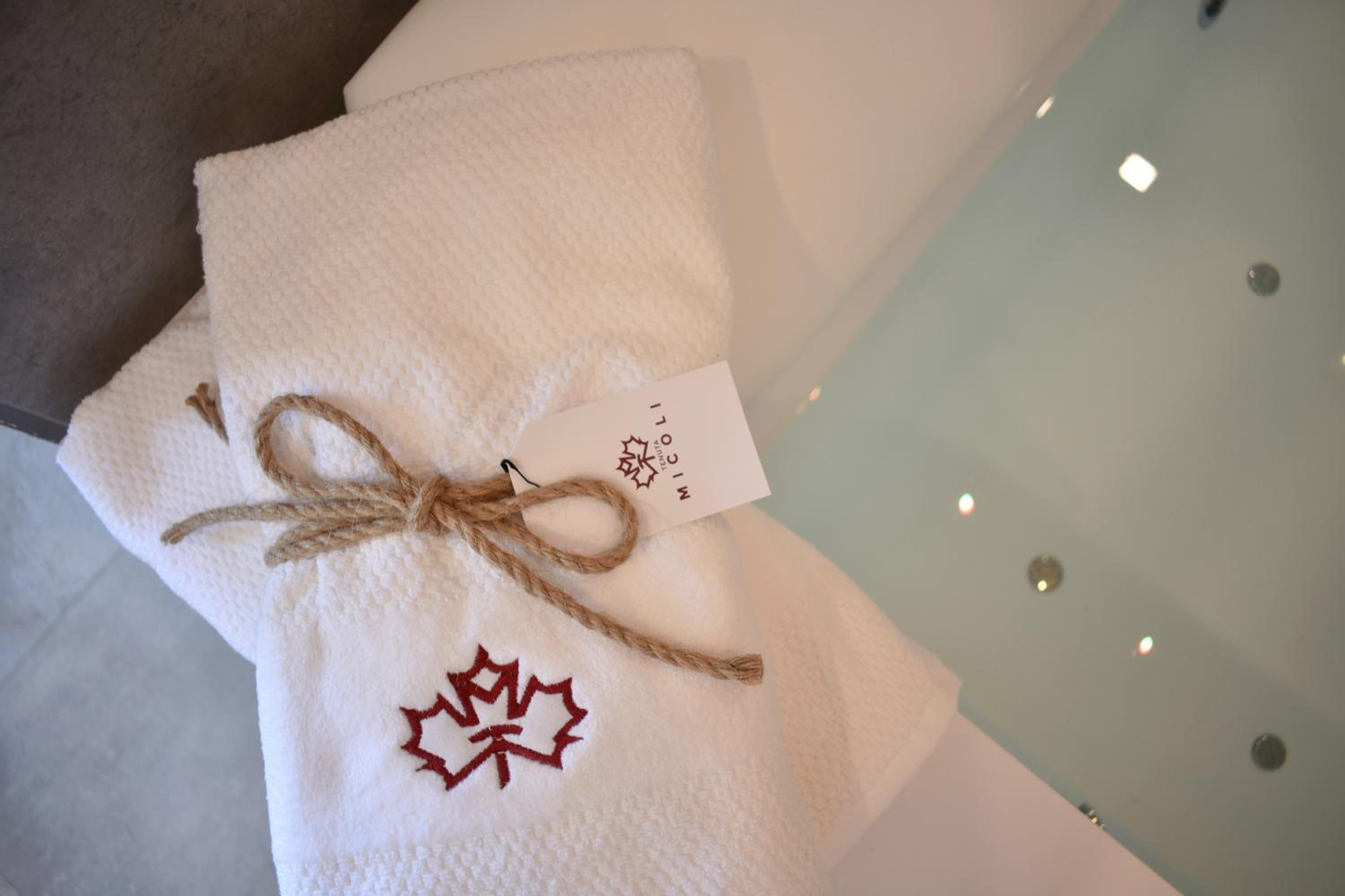 Deluxe Suite with Spa Bath - Photo 8