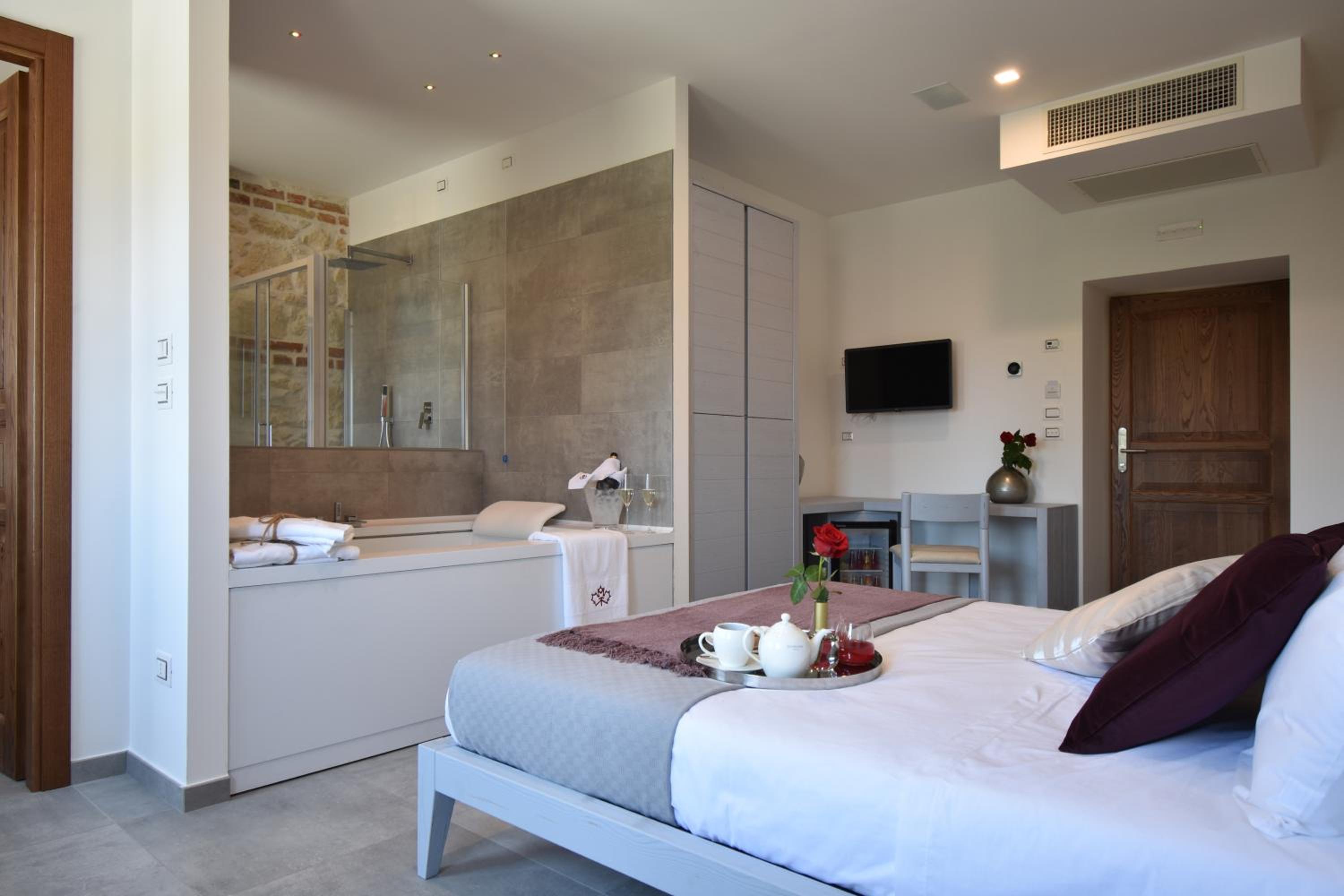 Deluxe Suite with Spa Bath - Photo 7