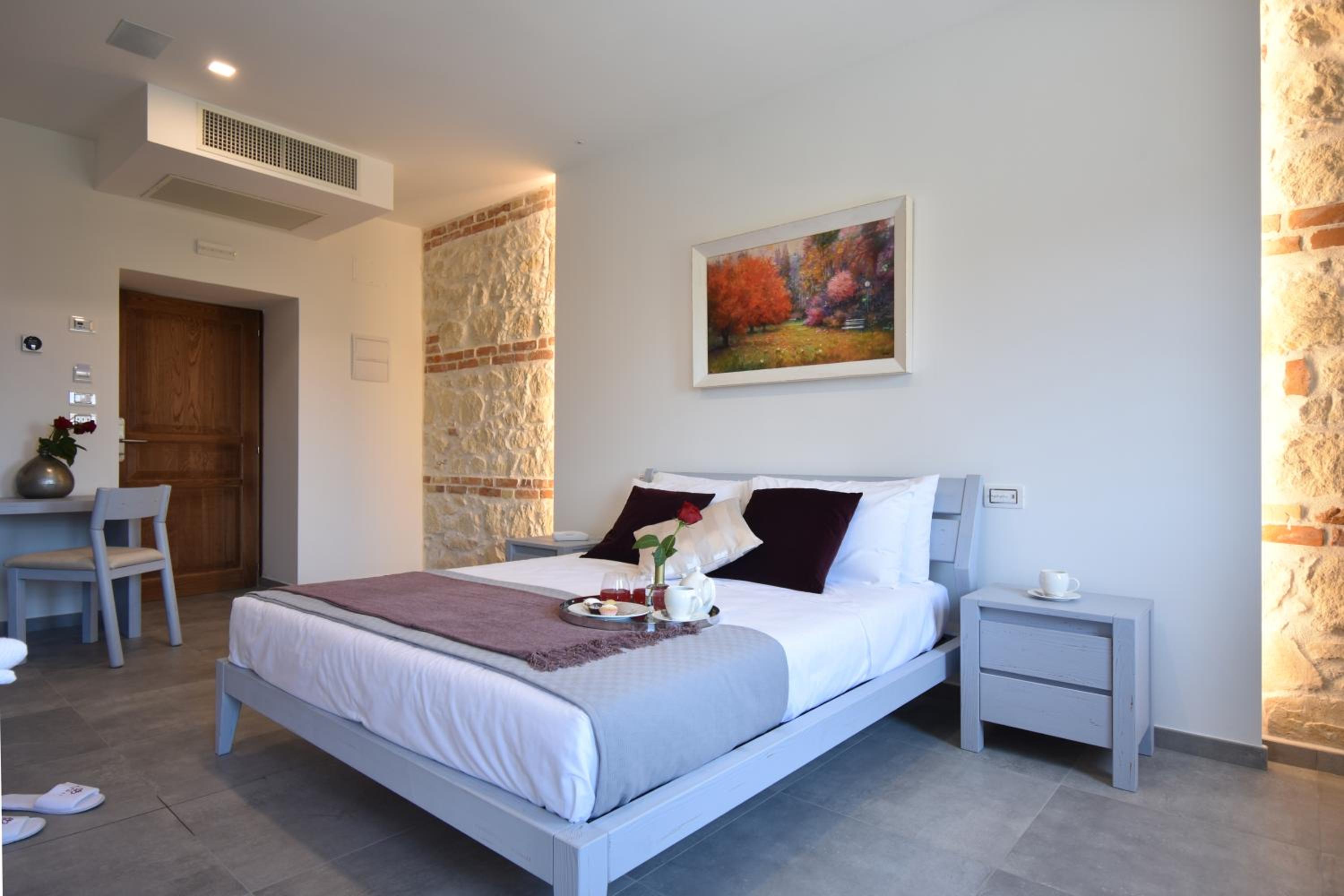 Deluxe Suite with Spa Bath - Photo 6