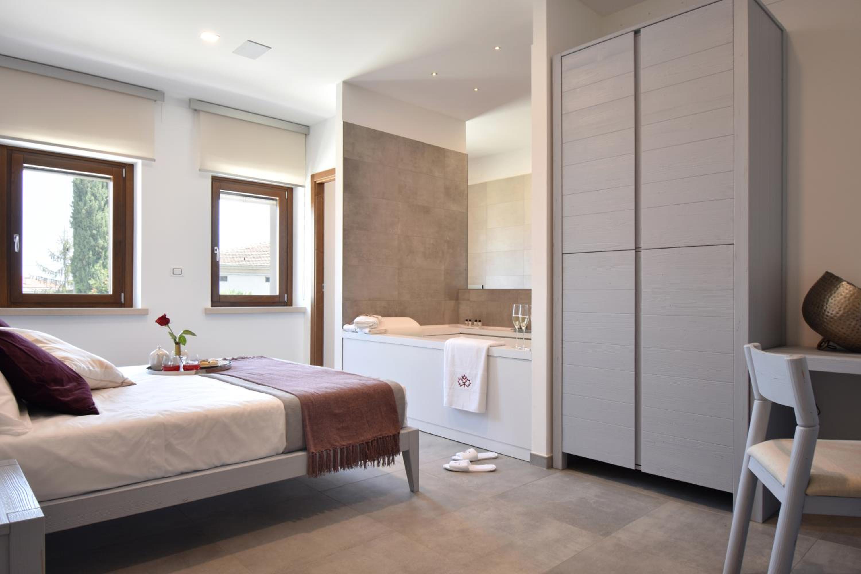 Deluxe Suite with Spa Bath - Photo 5