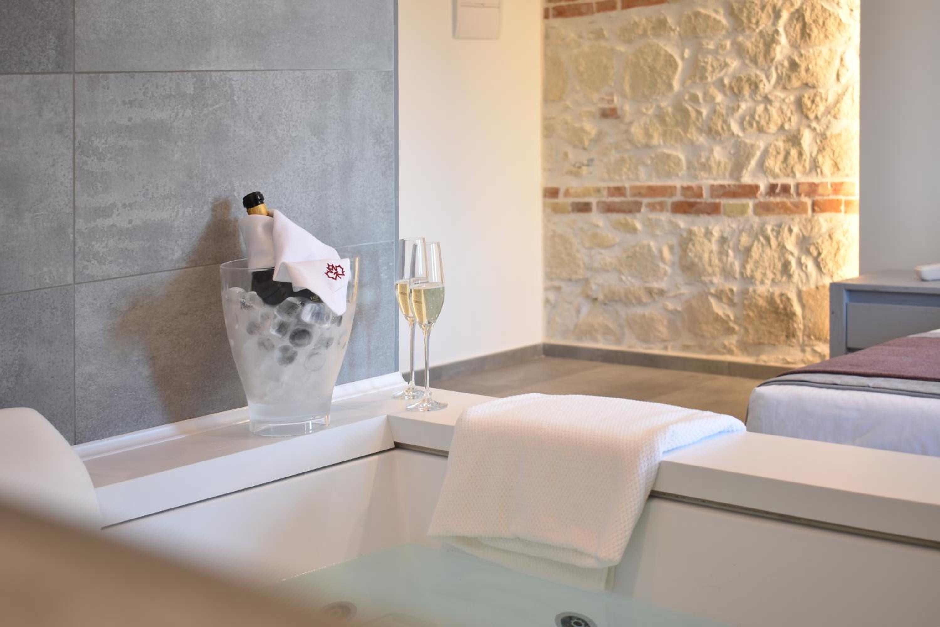Deluxe Suite with Spa Bath - Photo 4