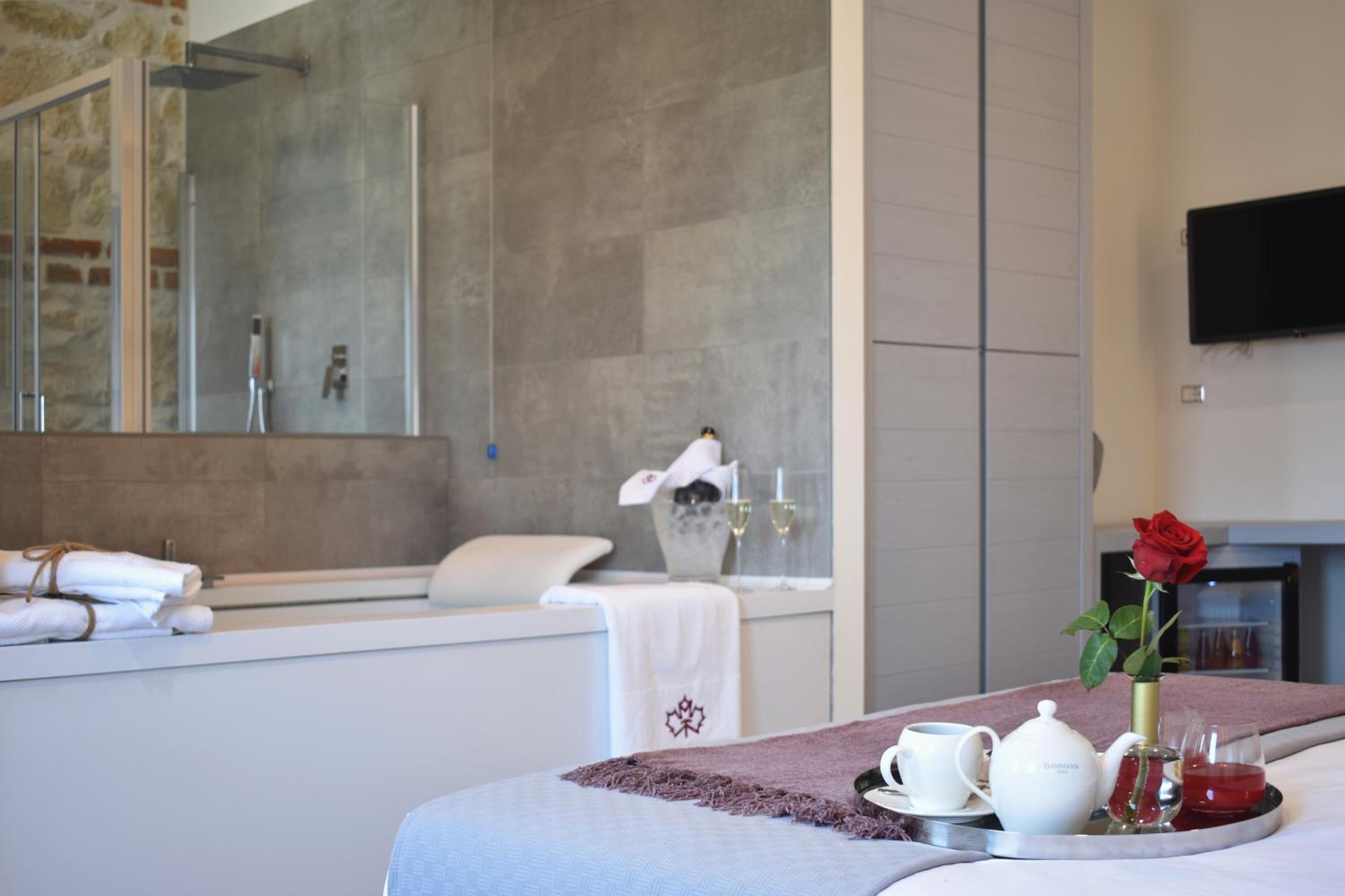 Deluxe Suite with Spa Bath - Photo 16
