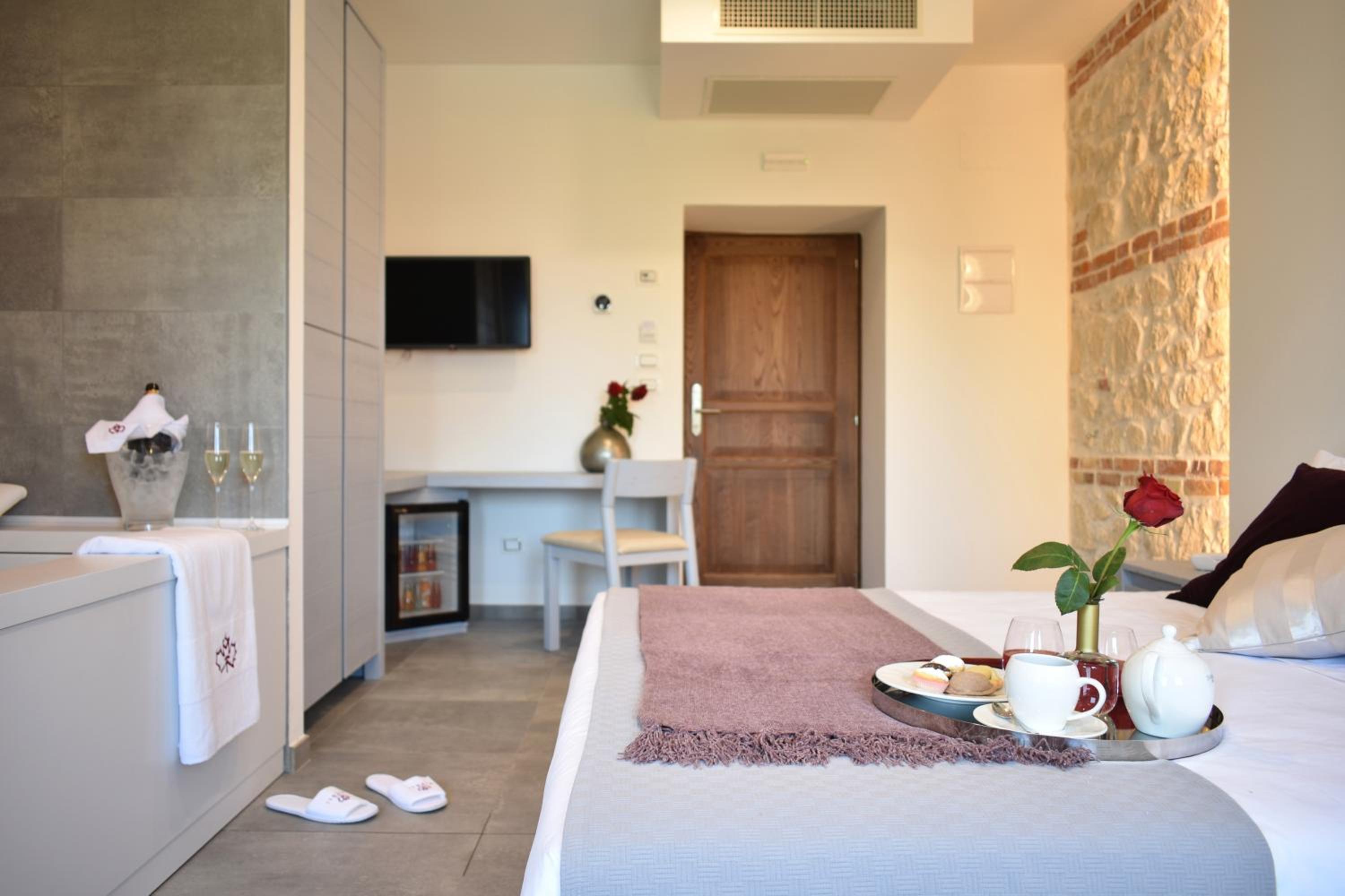 Deluxe Suite with Spa Bath - Photo 3