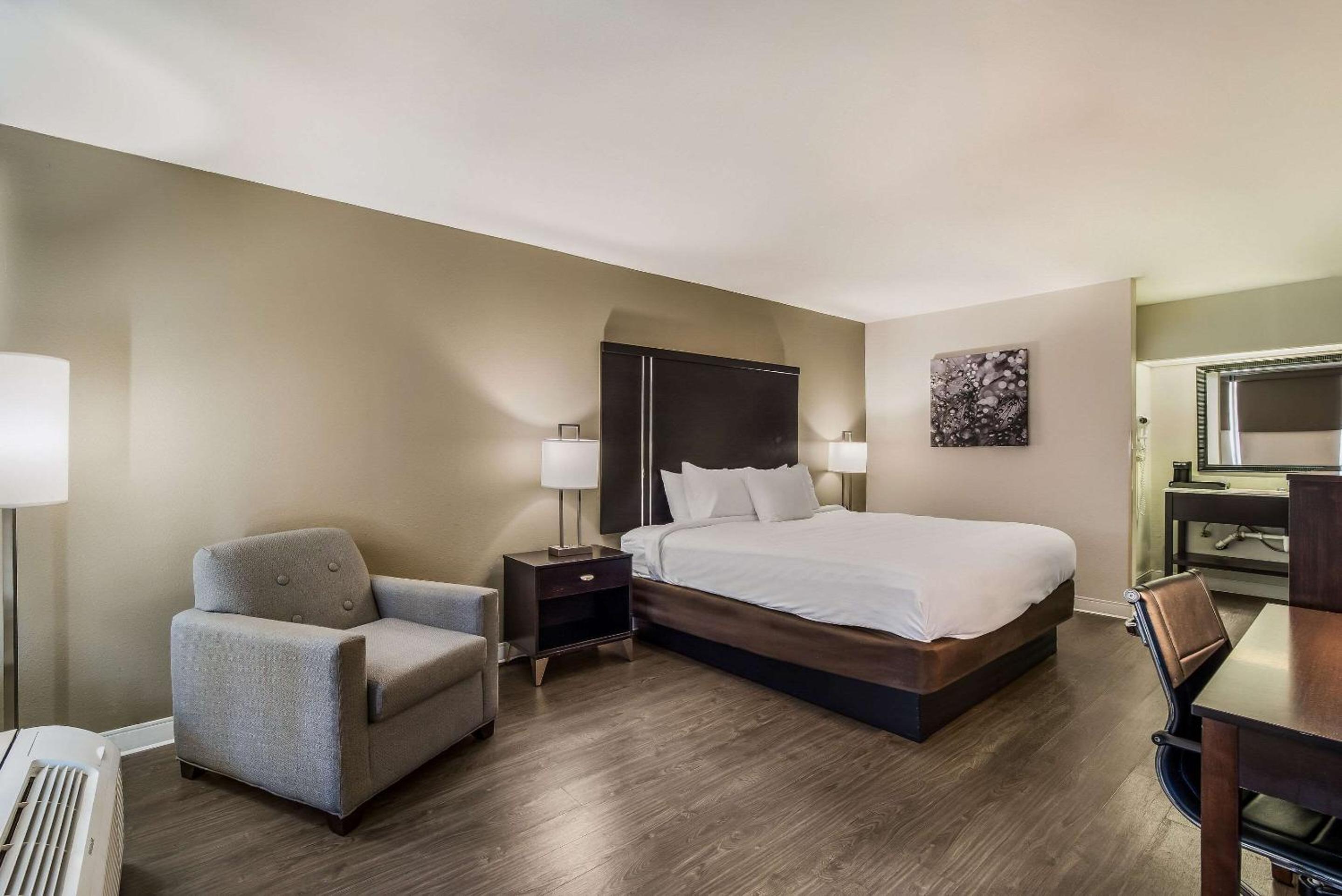Standard King Room - Non Smoking - Photo 1
