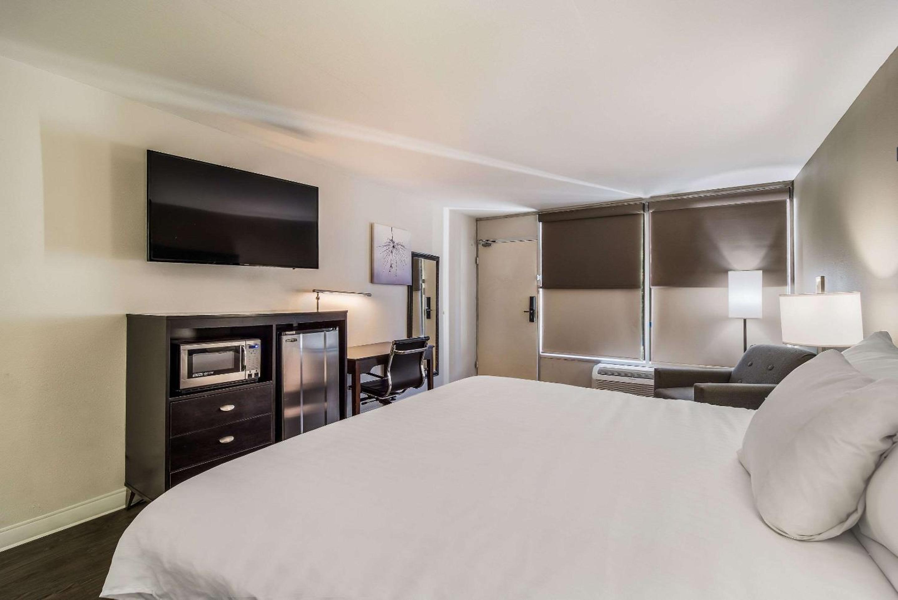 Standard King Room - Non Smoking - Photo 4