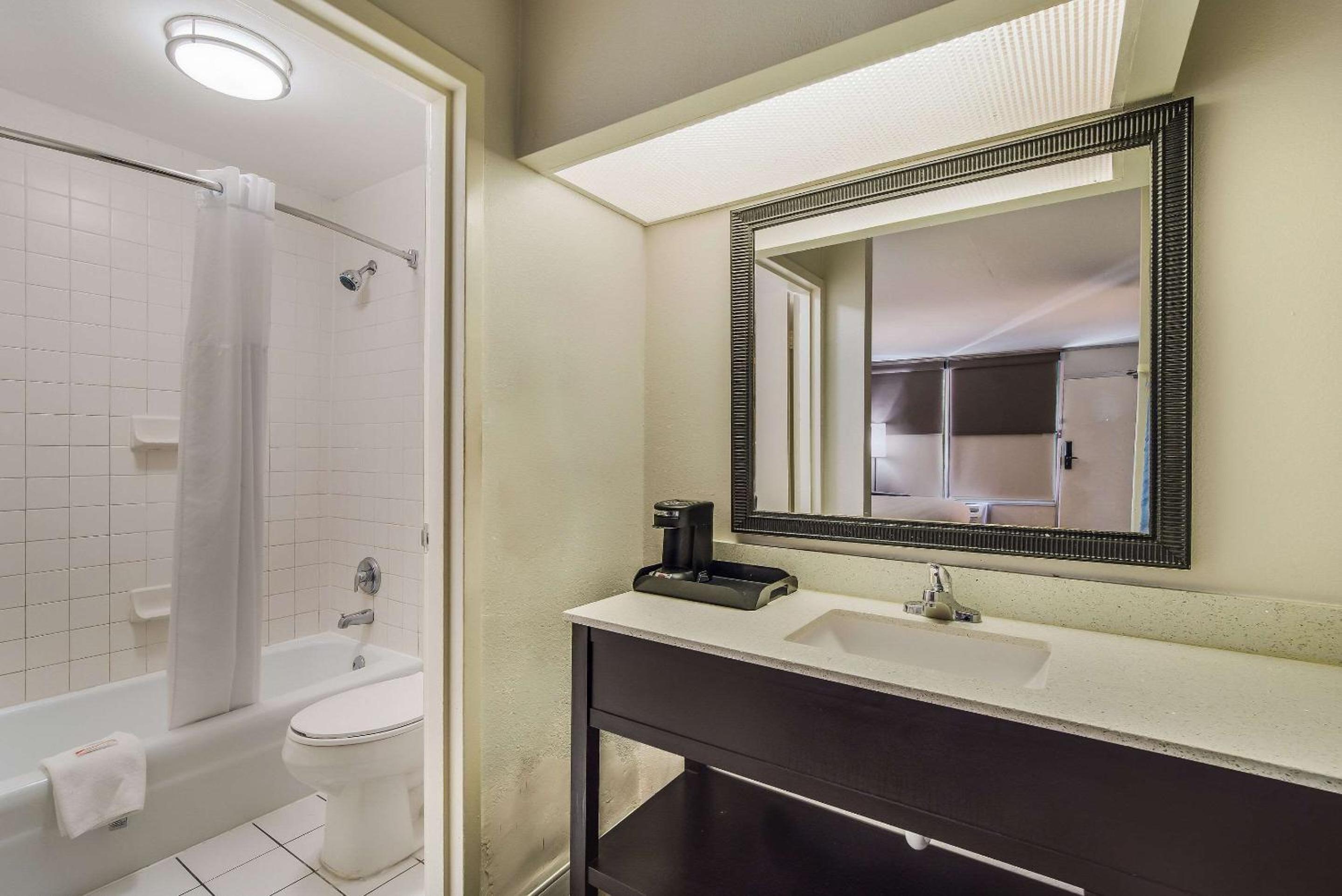 King Suite - Non Smoking - Photo 3