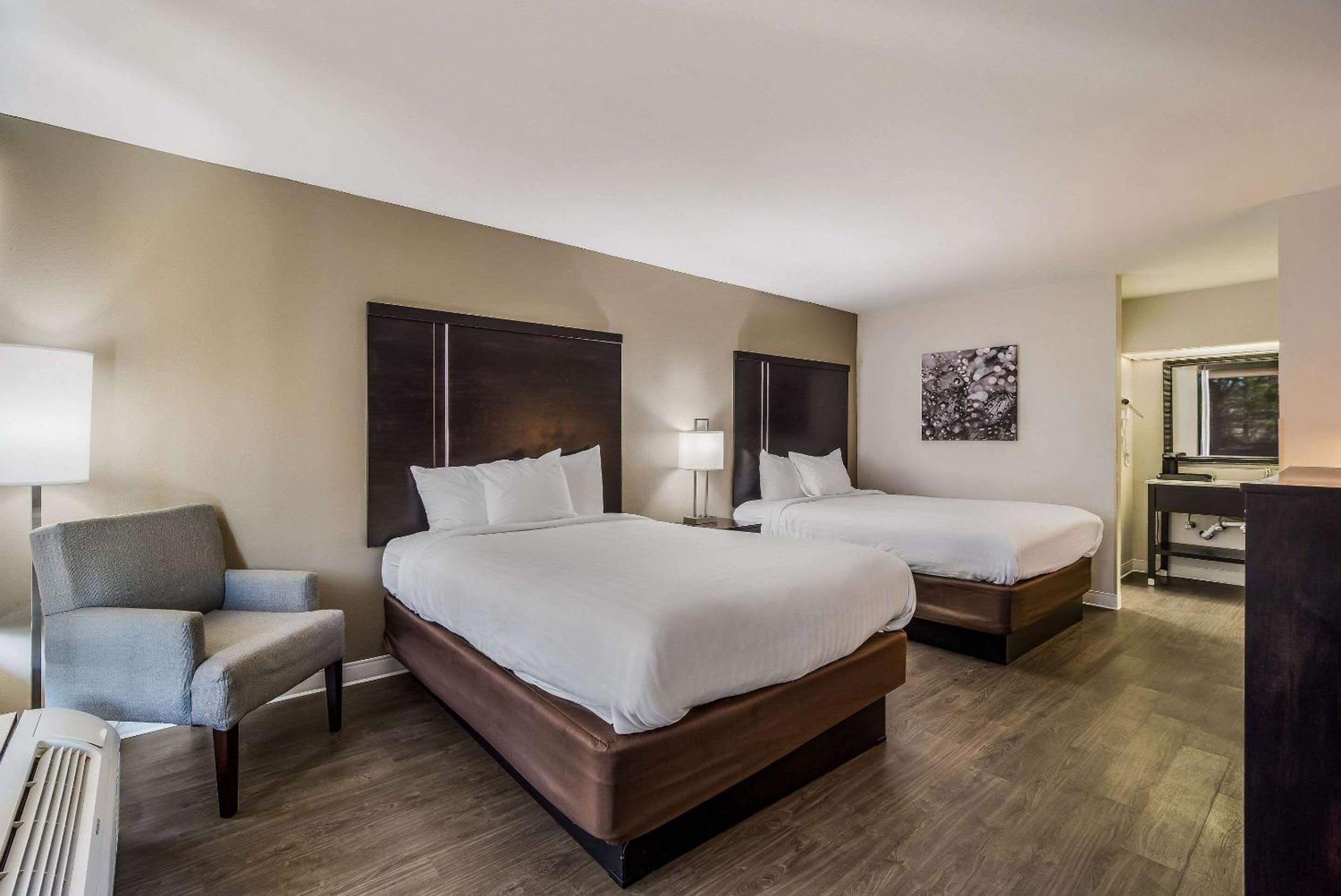 Queen Room with Two Queen Beds - Non Smoking - Photo 1