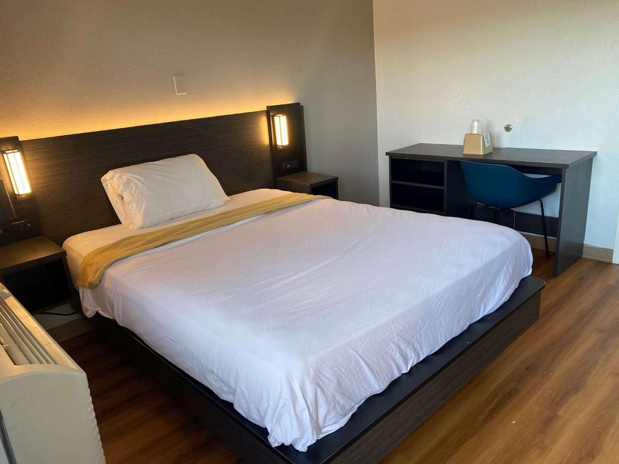 Queen Room - Disability Access - Roll in Shower
