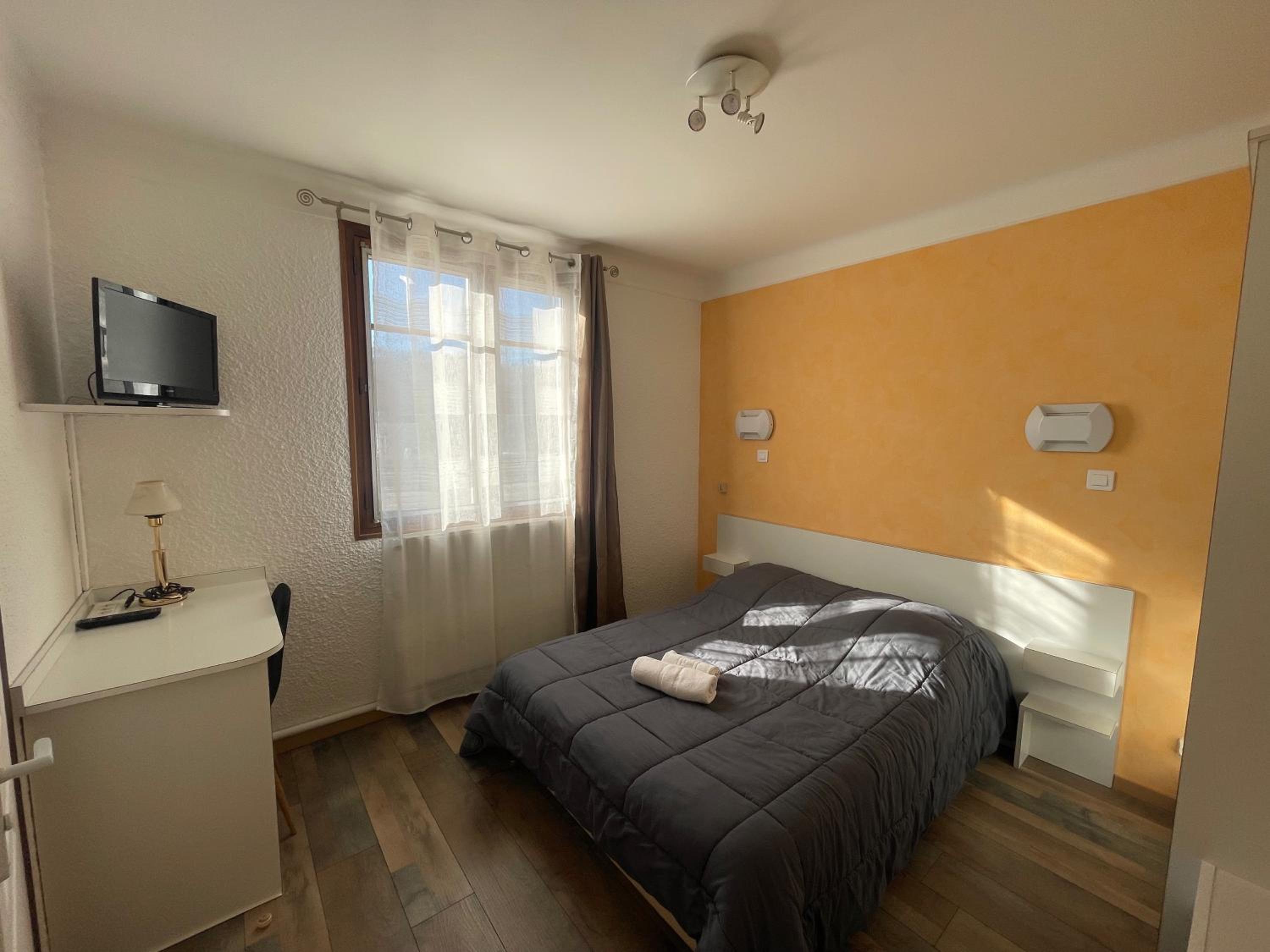 Budget Double Room - Photo 2