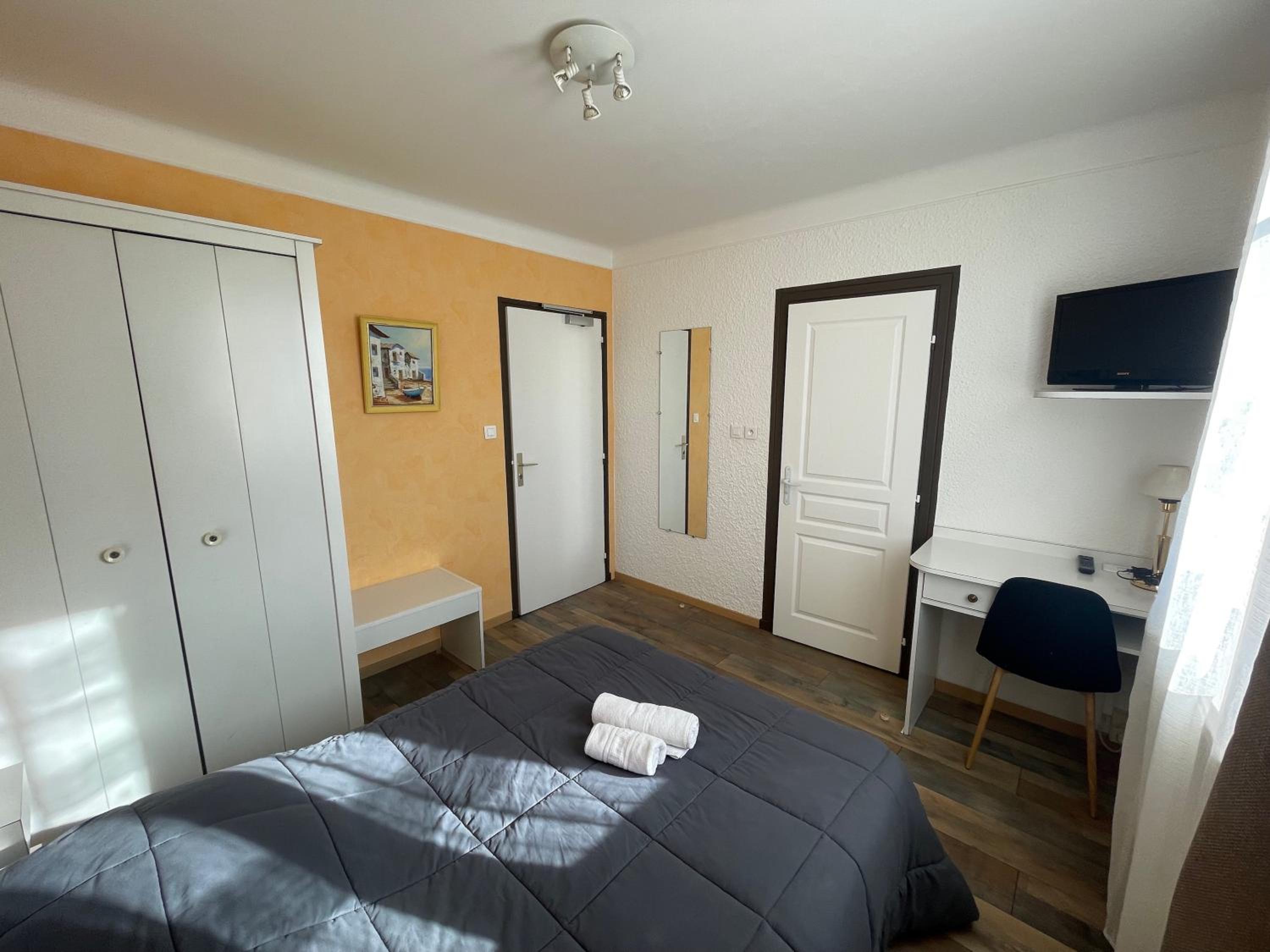 Budget Double Room - Photo 3