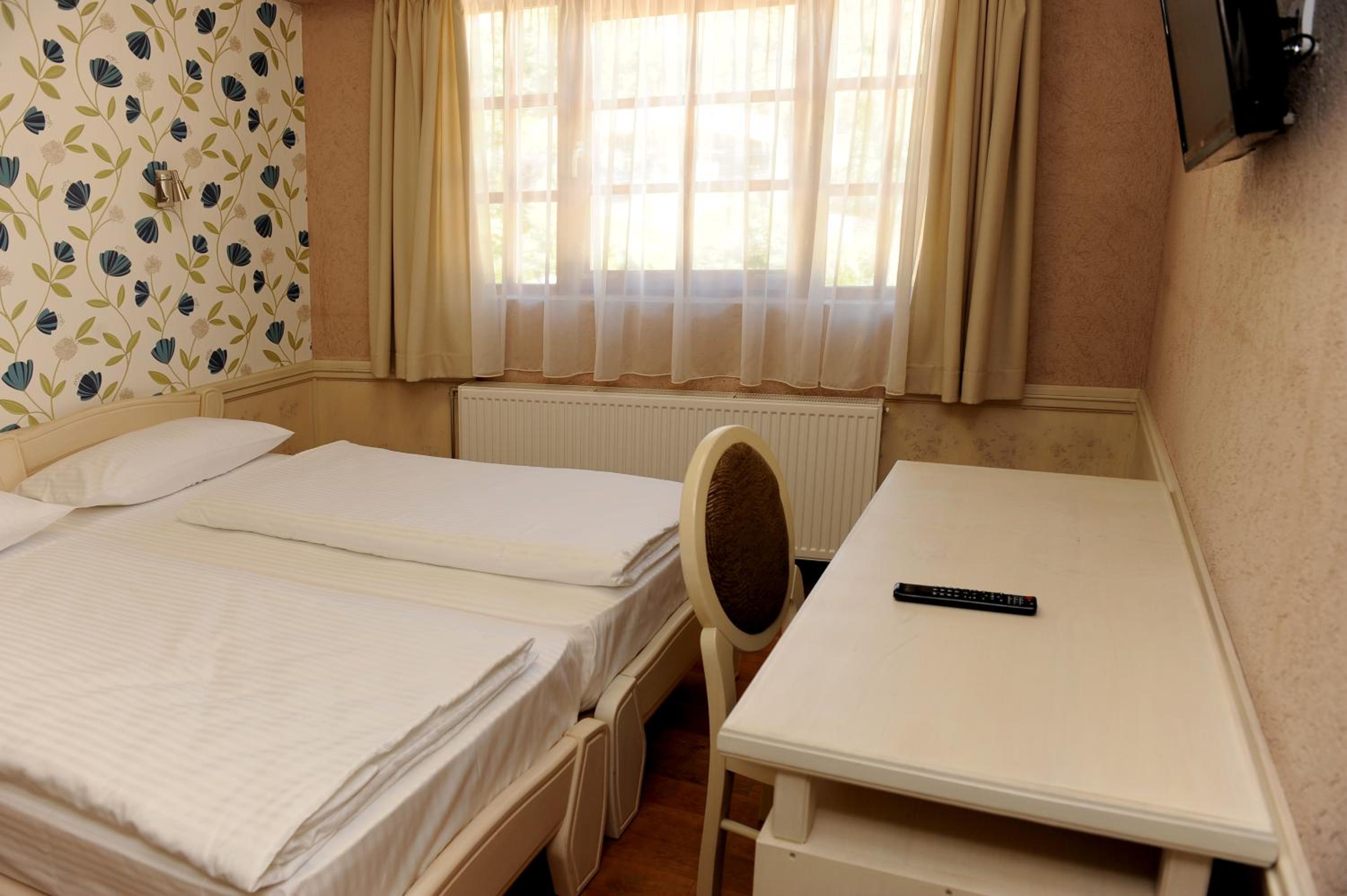 Double Room - Photo 5