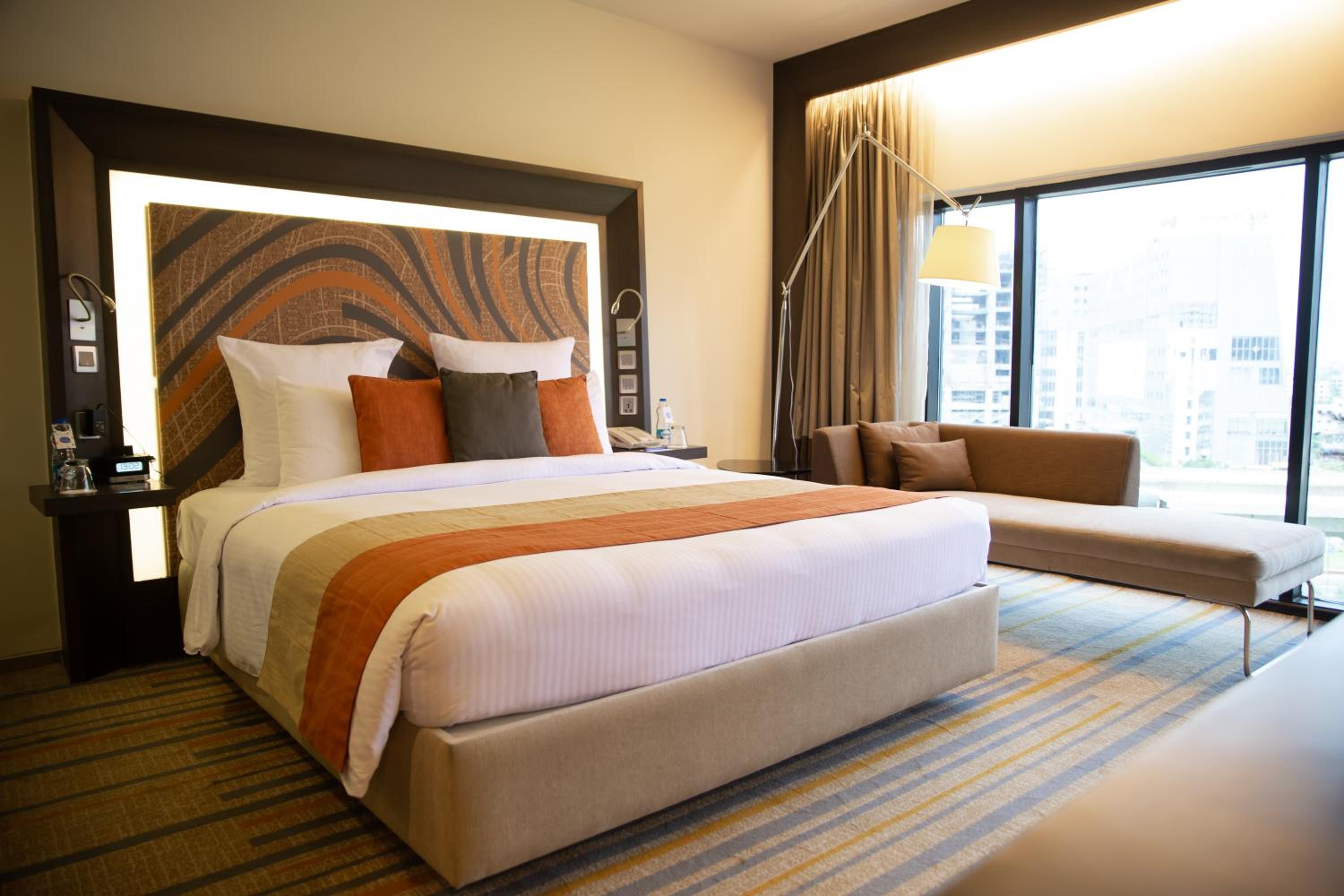Premier Twin Room with Lounge Access thumbnail 5