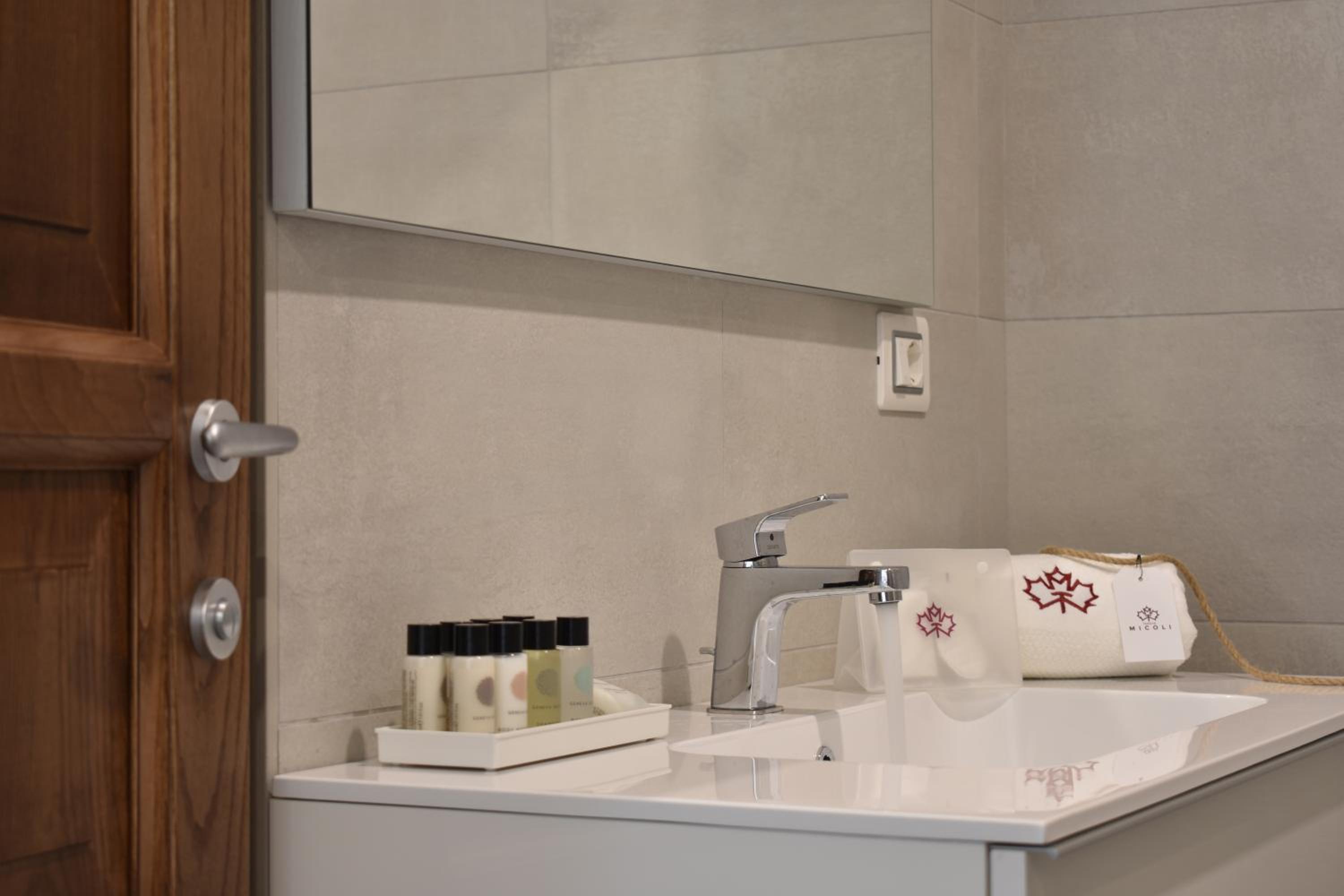 Twin Room with Private Bathroom - Photo 20