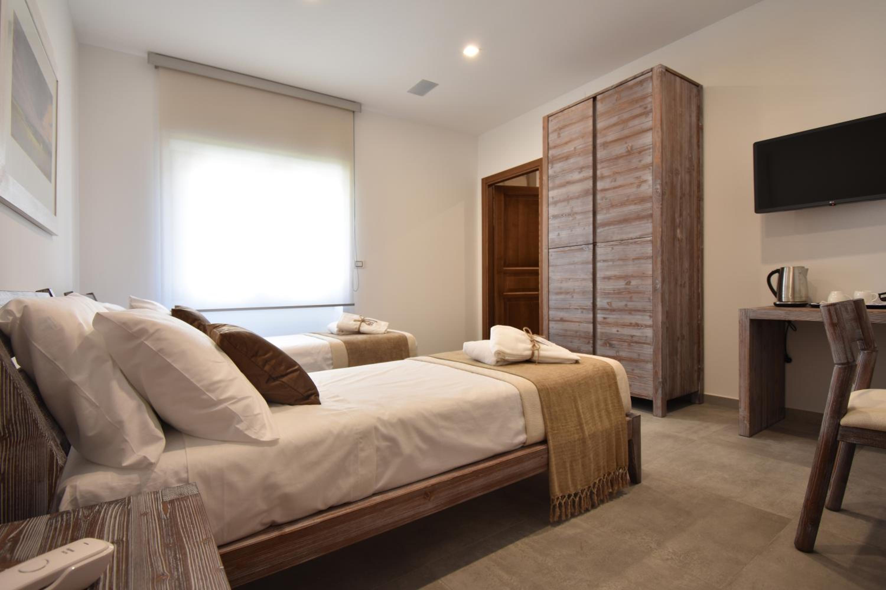 Twin Room with Private Bathroom - Photo 18