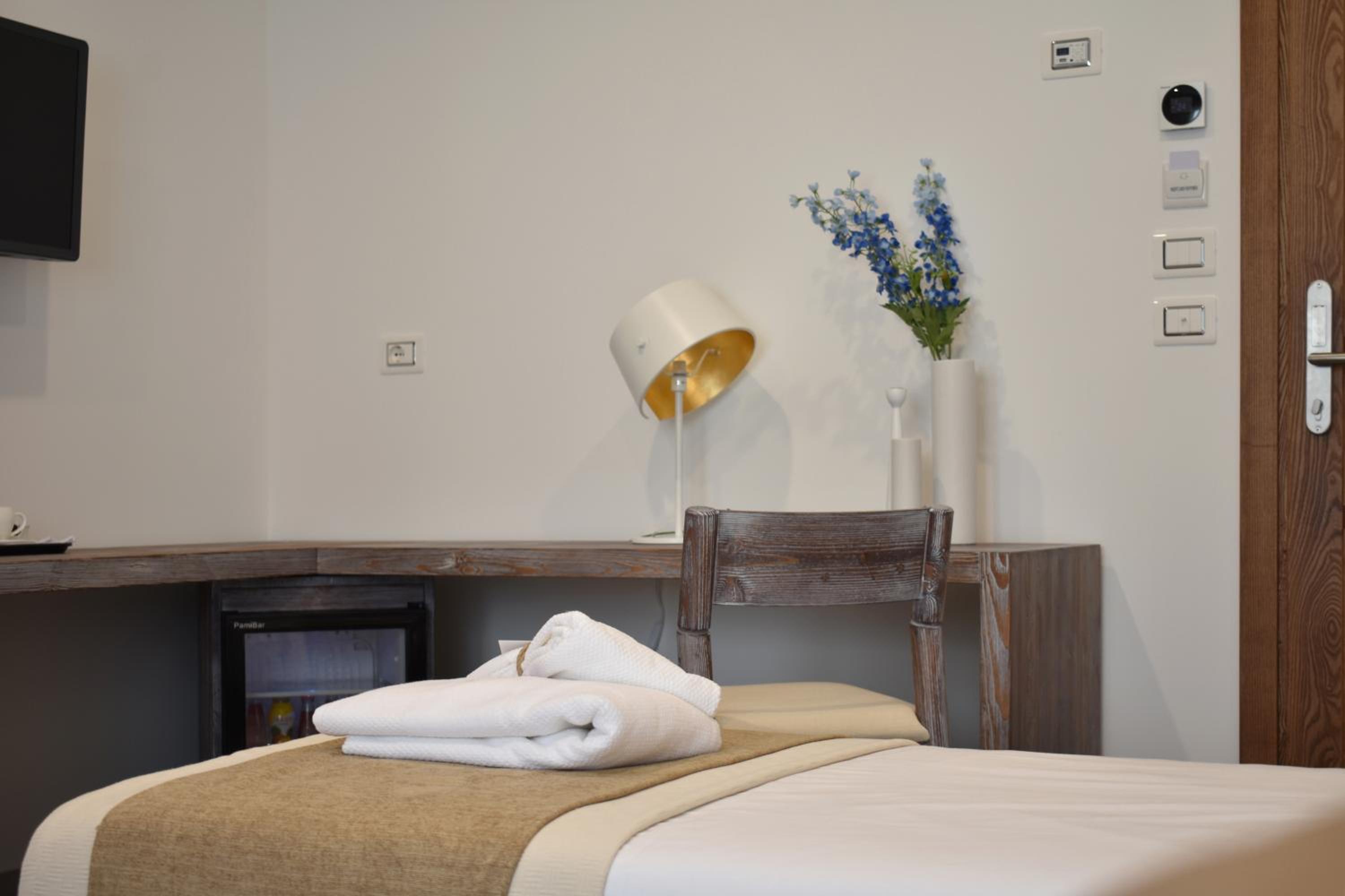 Twin Room with Private Bathroom - Photo 14
