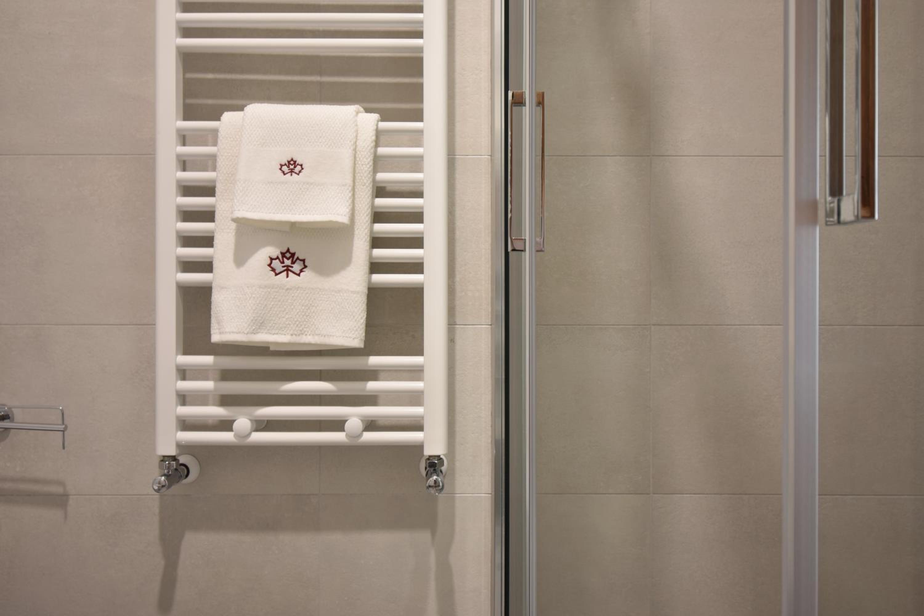 Twin Room with Private Bathroom - Photo 12
