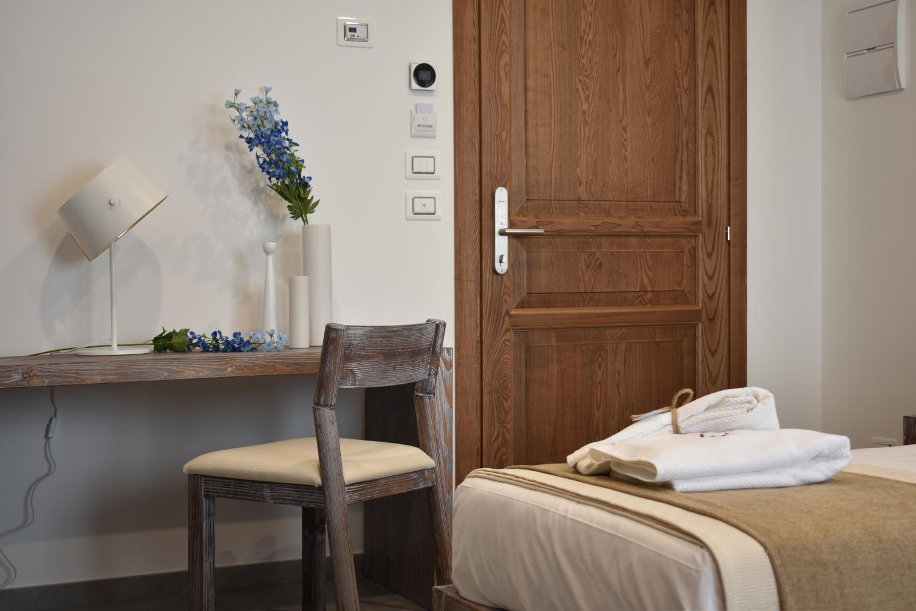 Twin Room with Private Bathroom - Photo 13