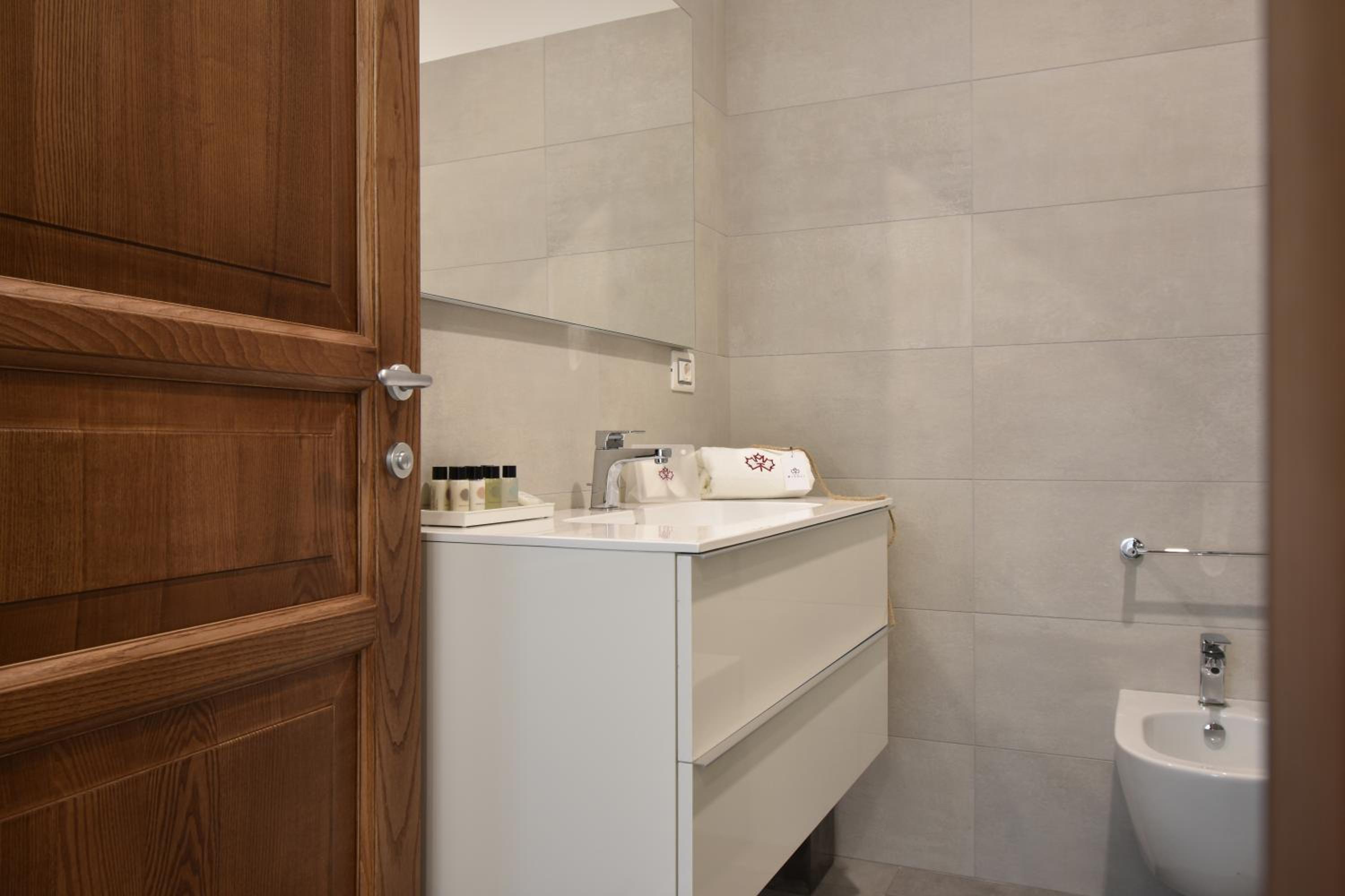 Twin Room with Private Bathroom - Photo 3