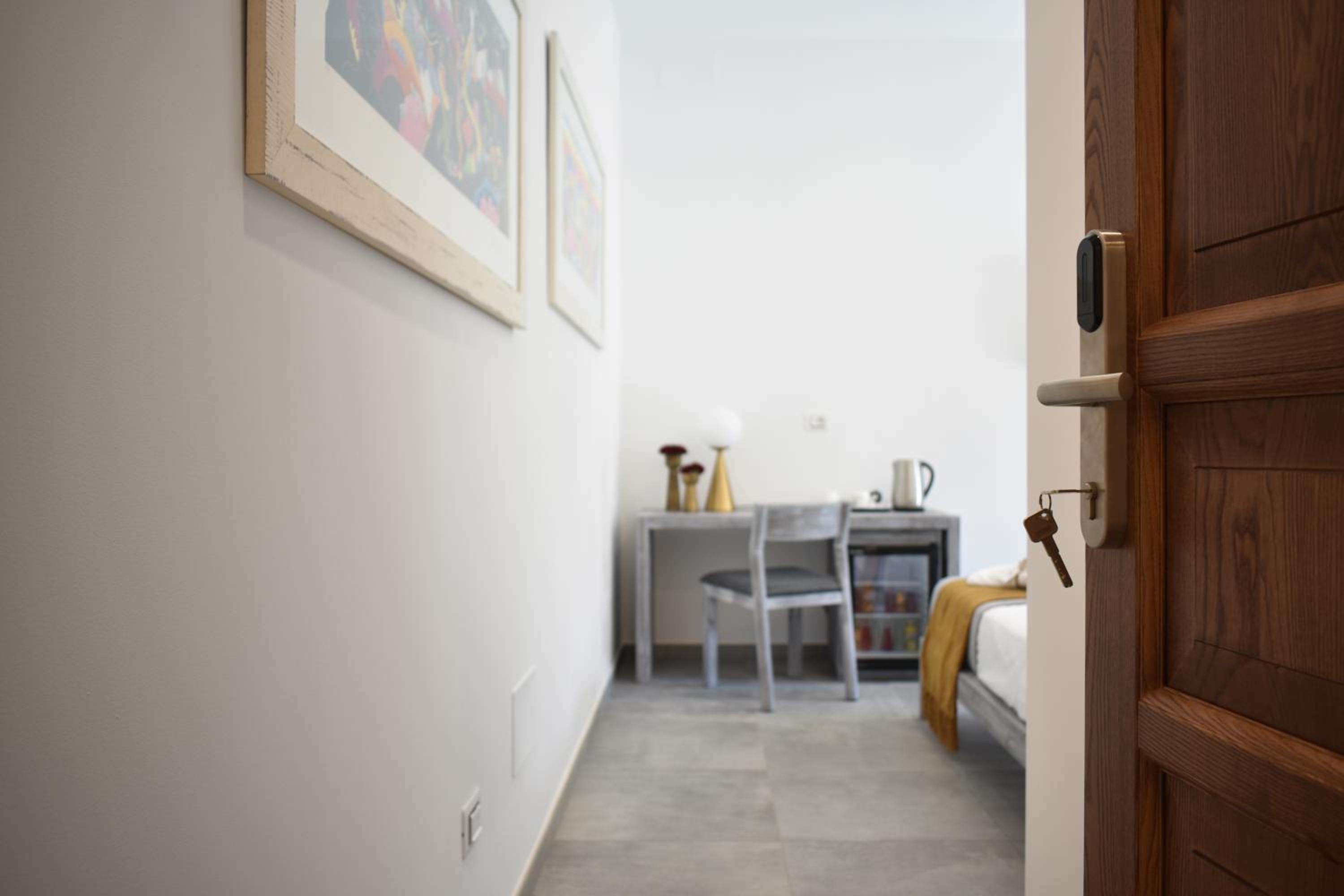 Twin Room with Private Bathroom - Photo 8