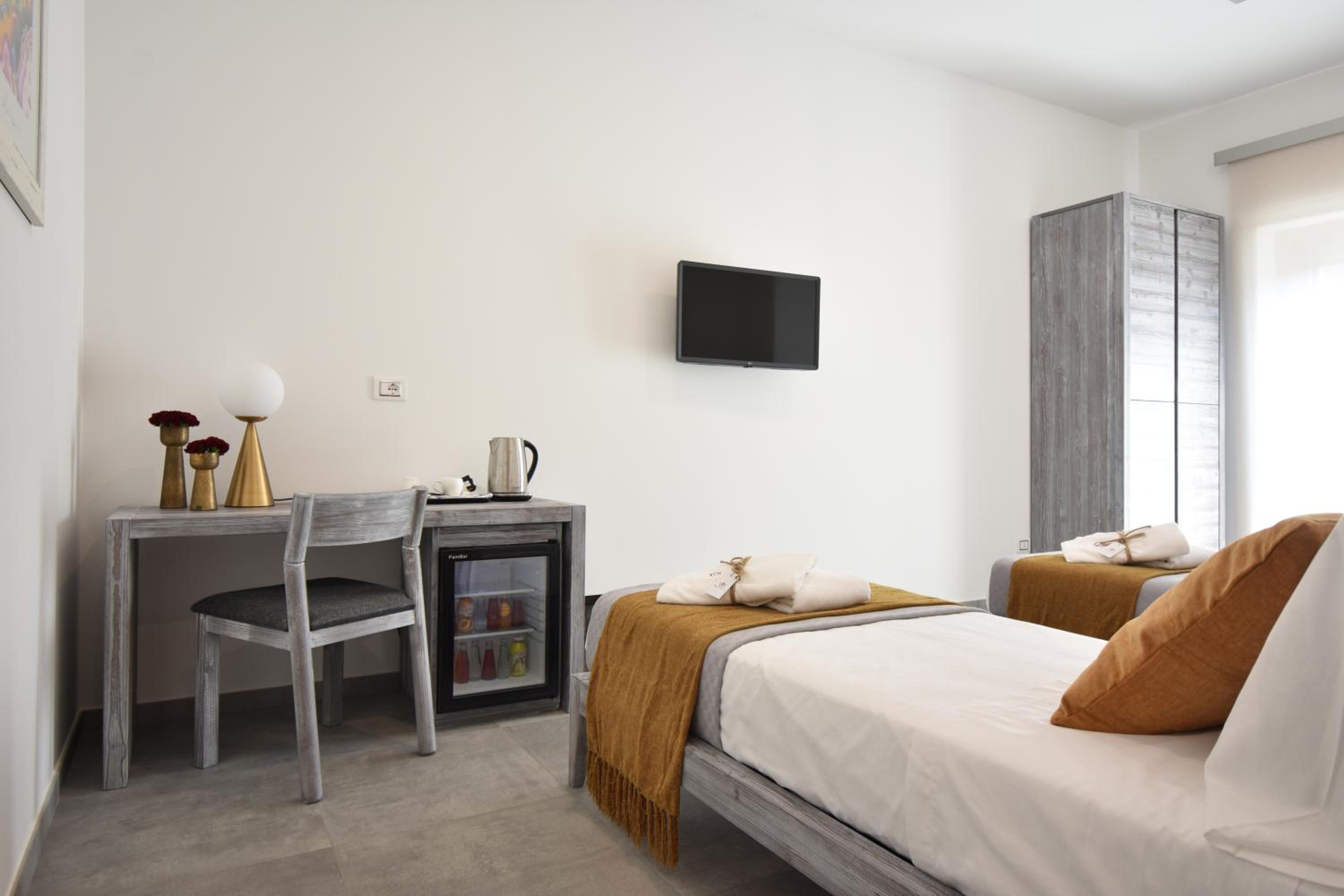 Twin Room with Private Bathroom - Photo 6