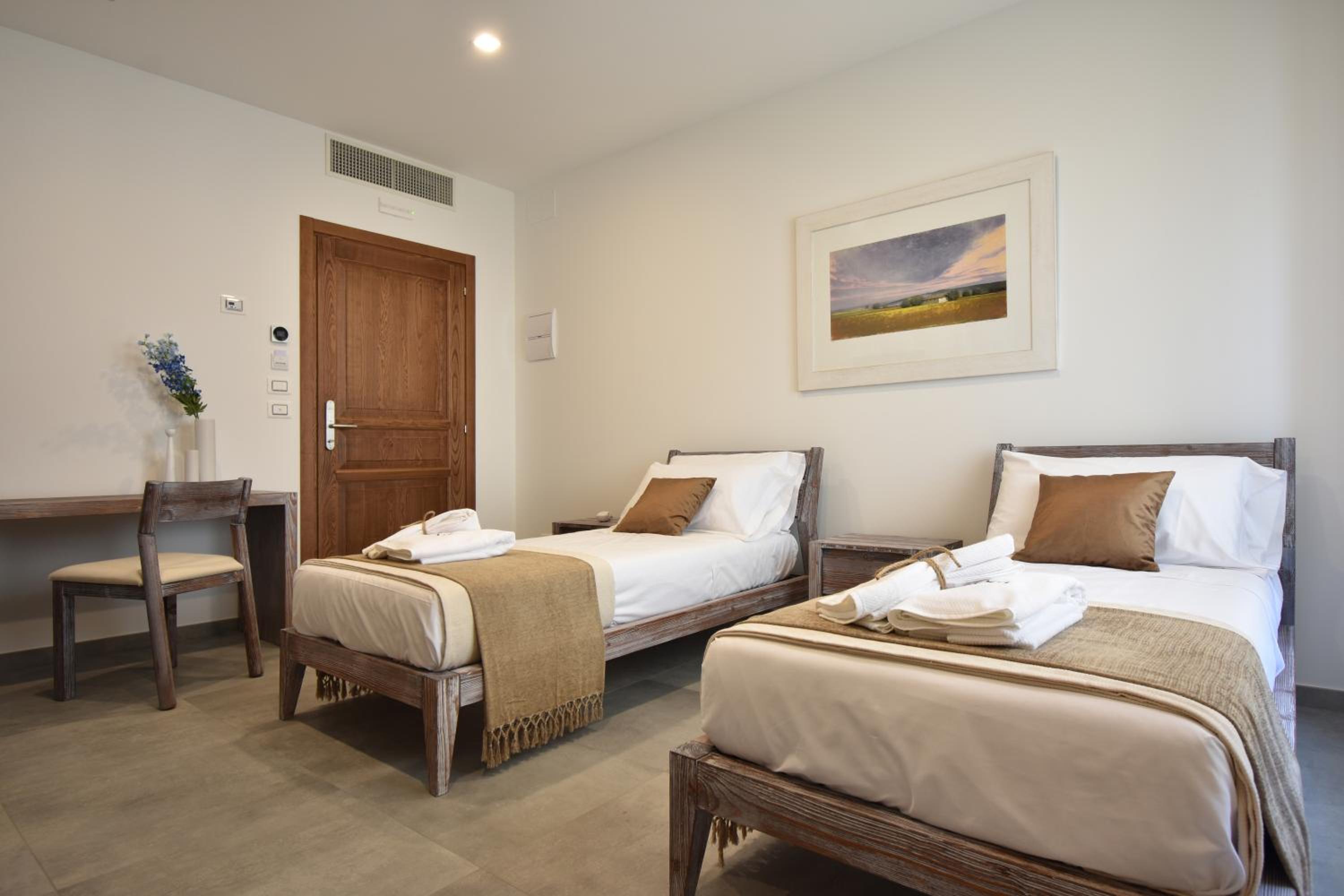 Twin Room with Private Bathroom - Photo 22