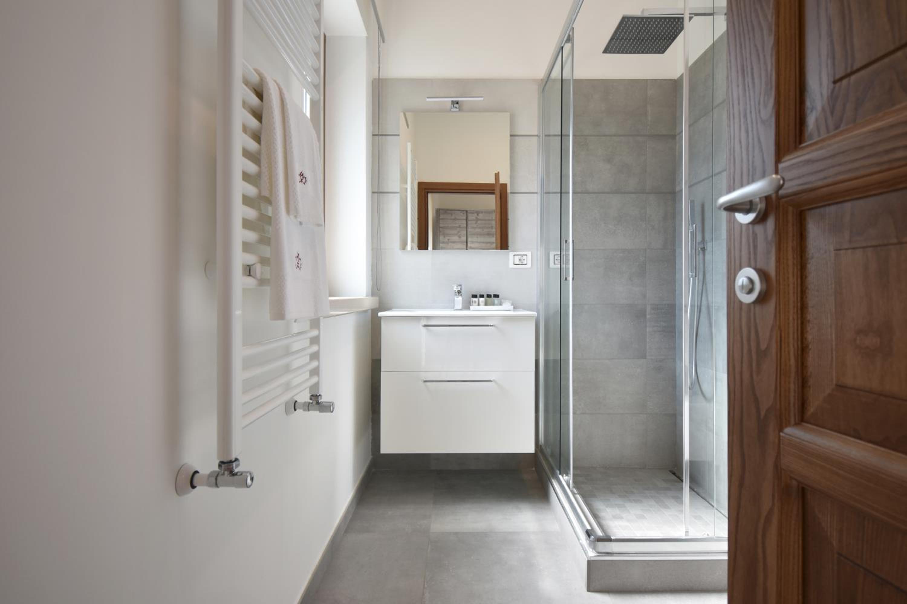 Twin Room with Private Bathroom - Photo 11