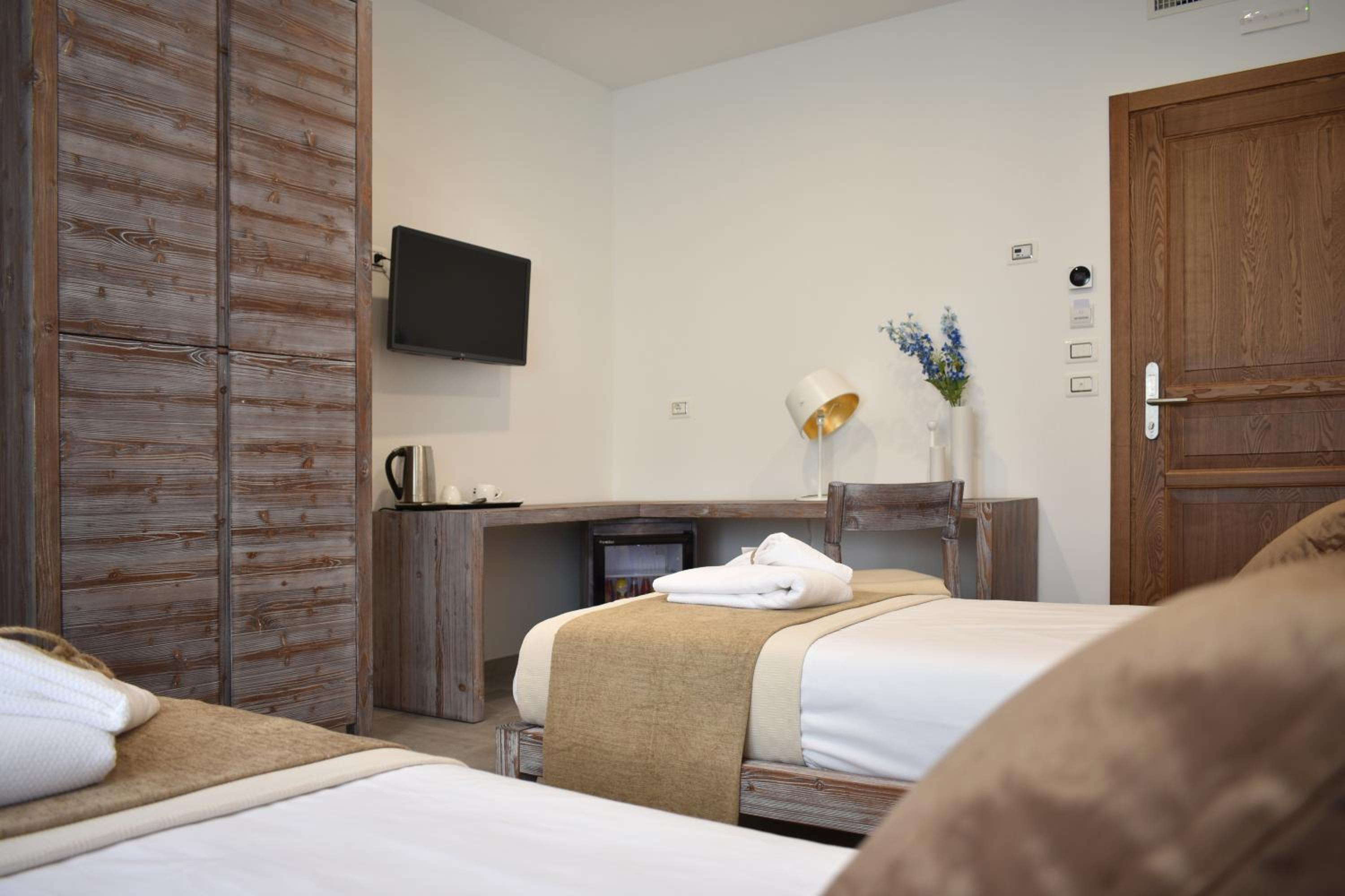 Twin Room with Private Bathroom - Photo 32