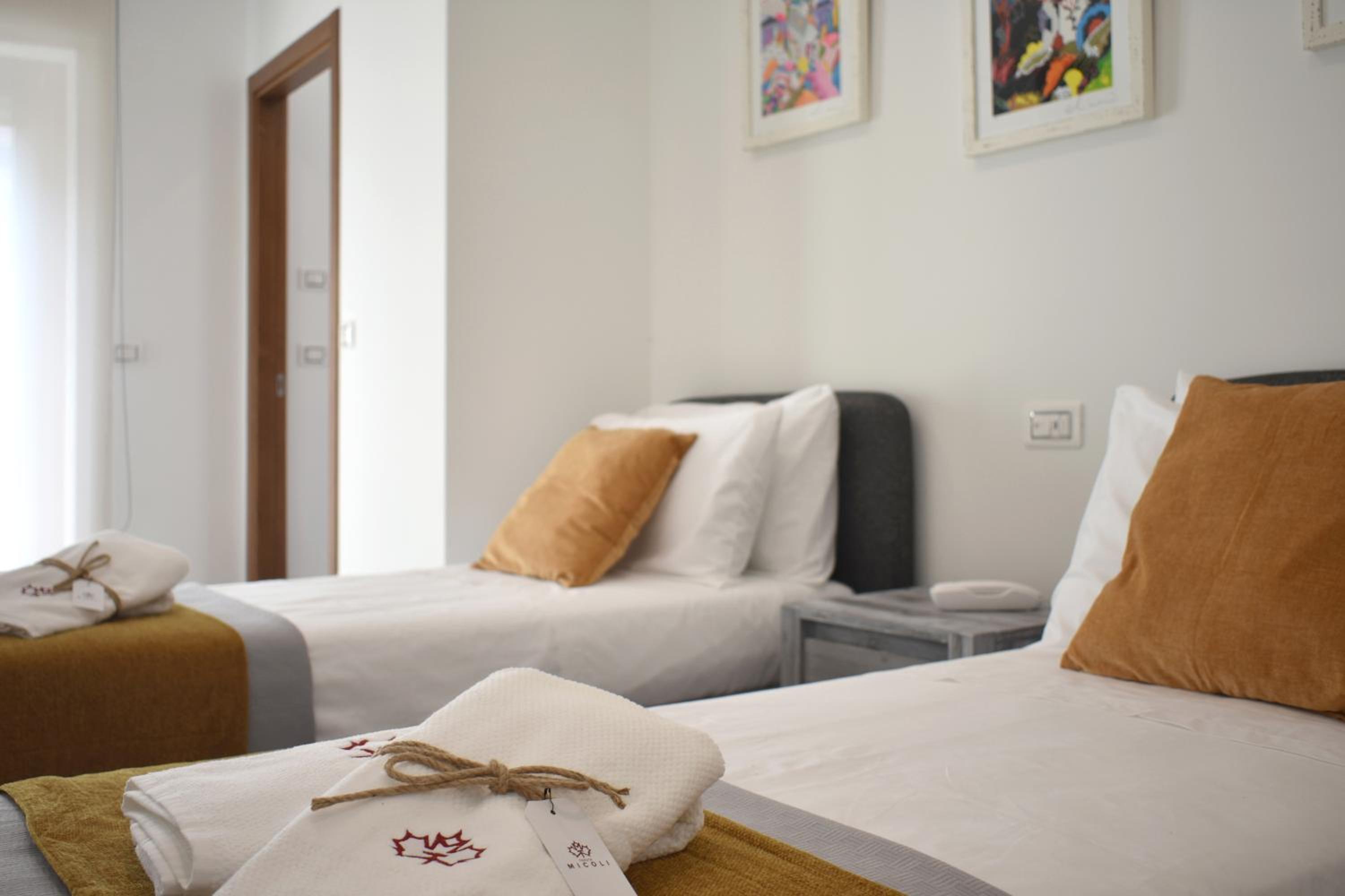 Twin Room with Private Bathroom - Photo 30