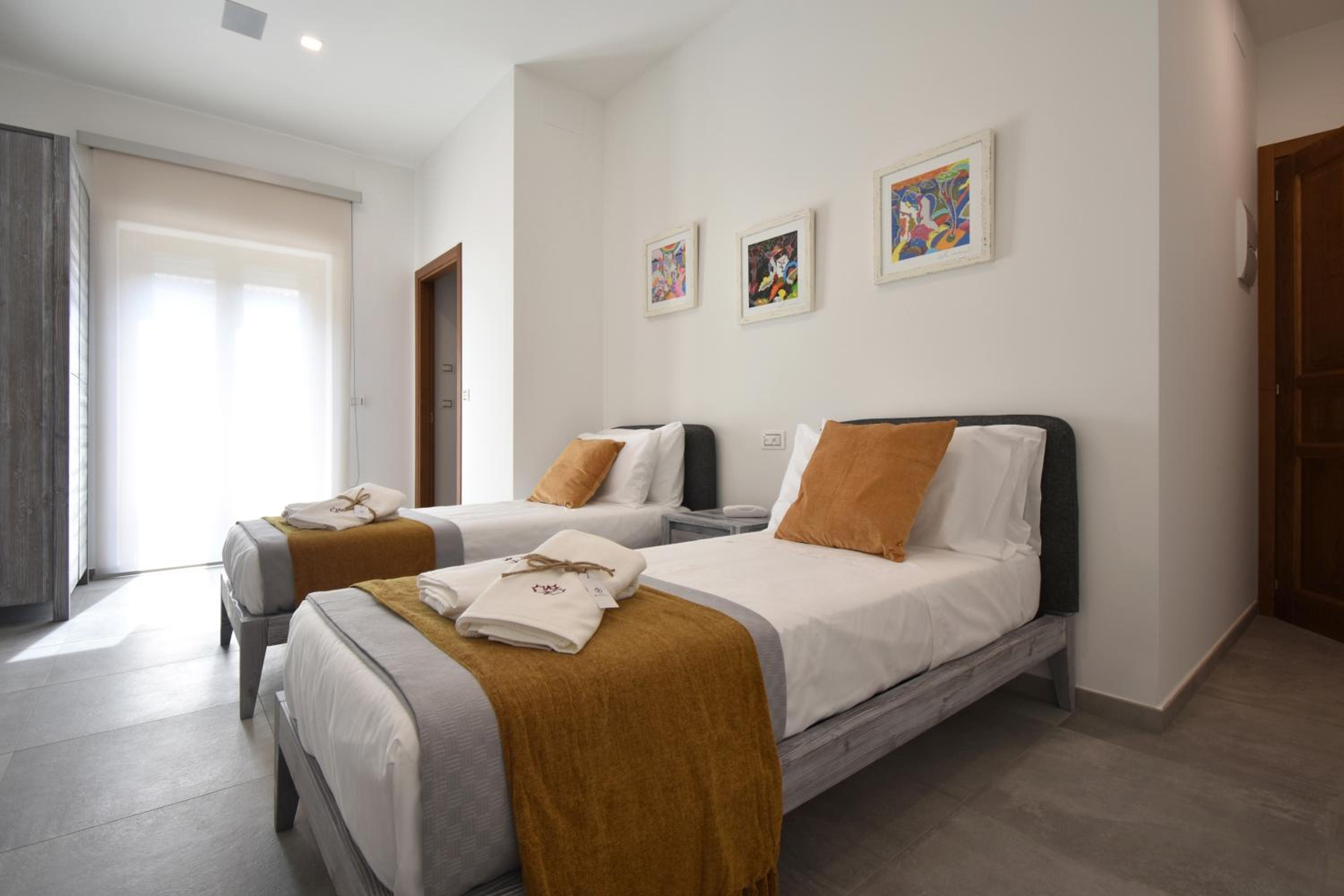 Twin Room with Private Bathroom - Photo 29