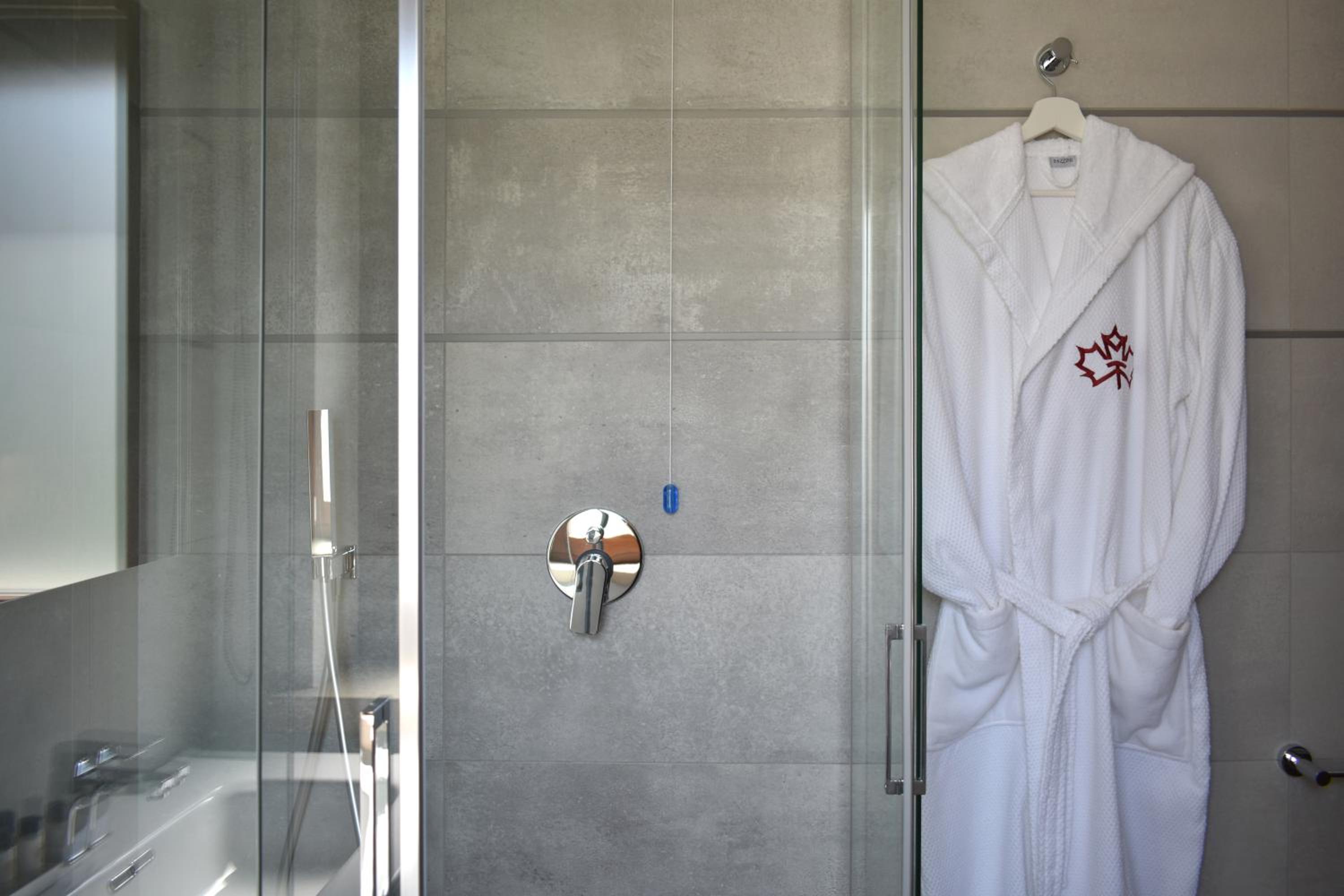 Twin Room with Private Bathroom - Photo 26
