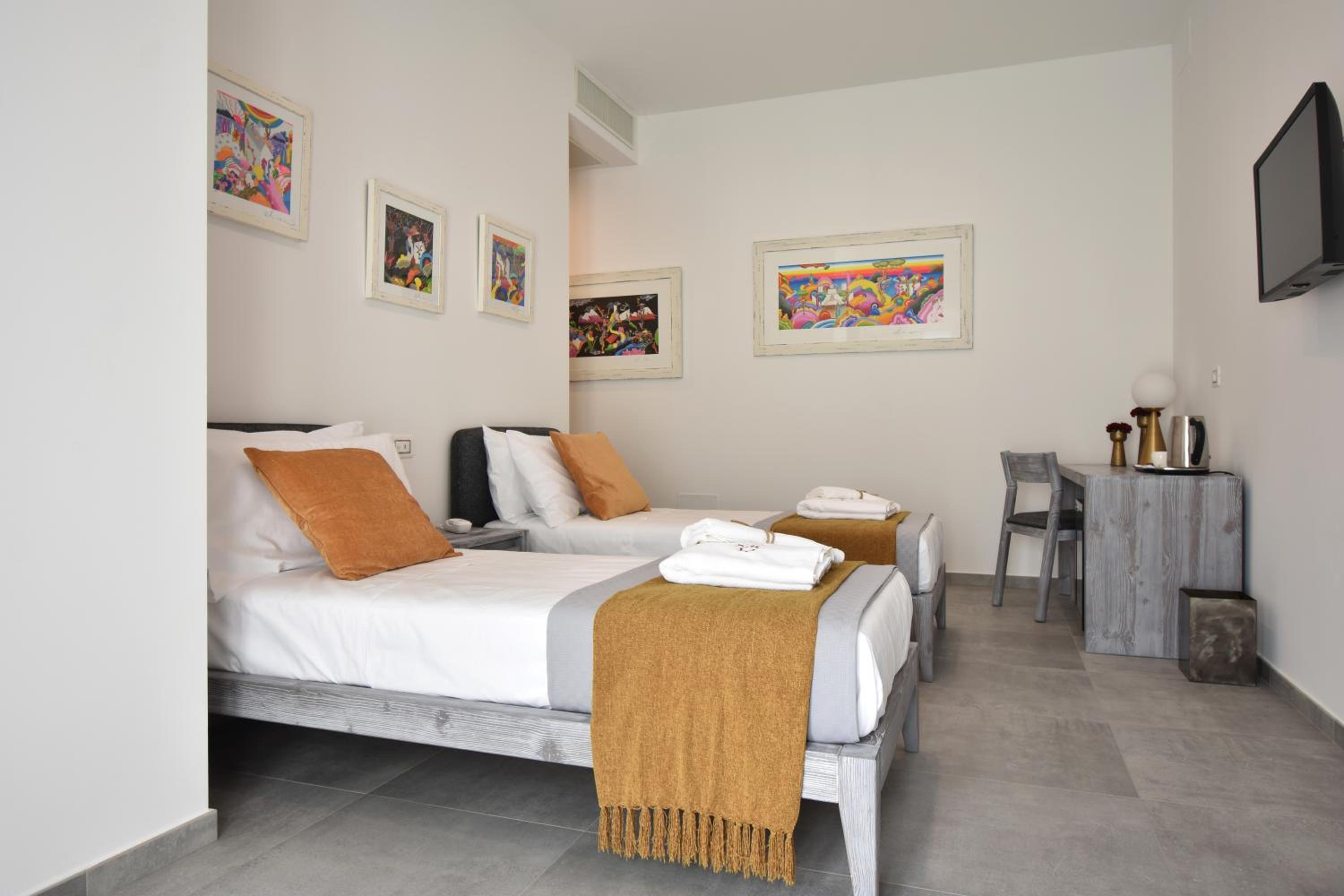 Twin Room with Private Bathroom - Photo 24