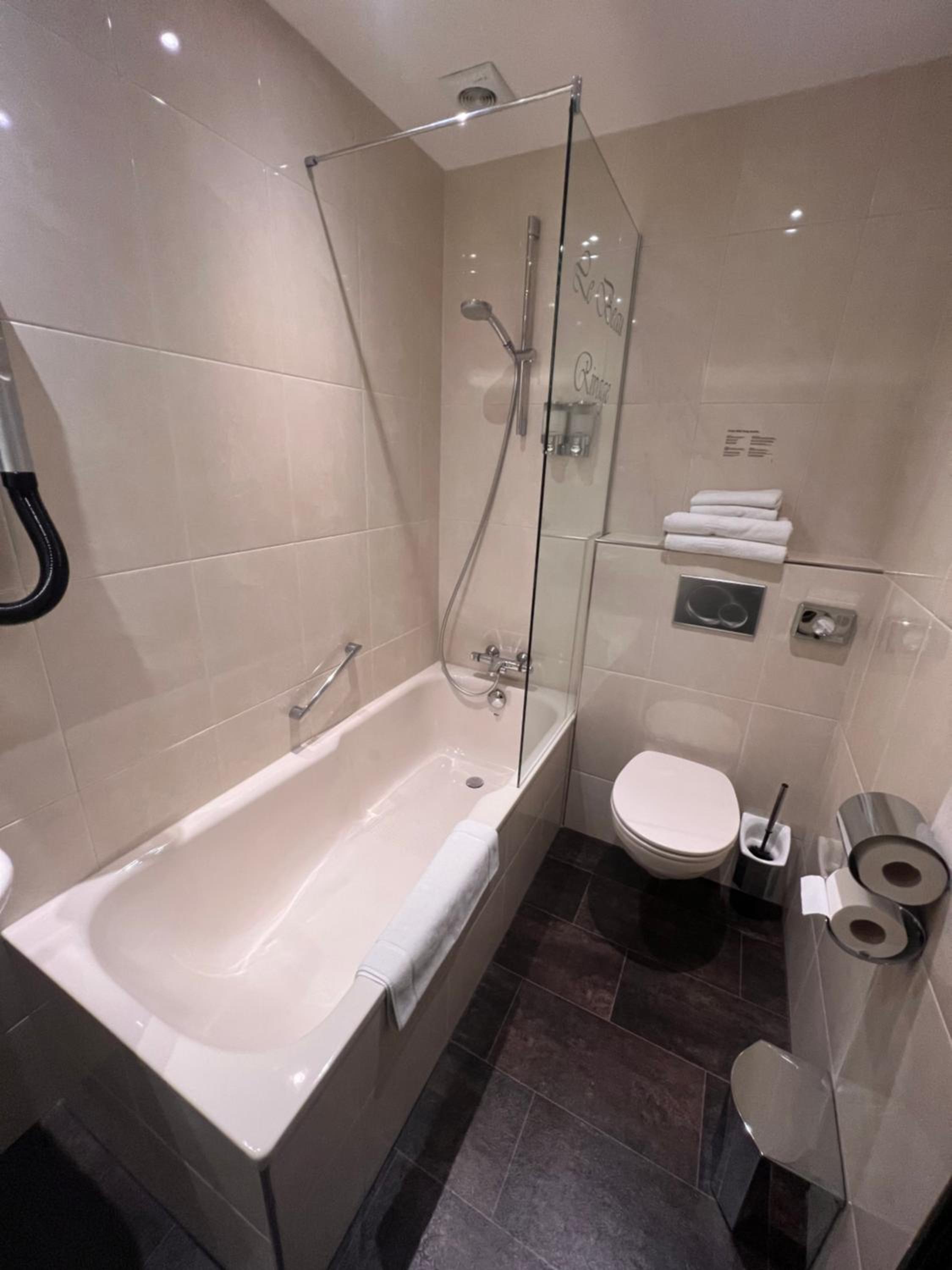 Deluxe Double Room with Balcony photo 3