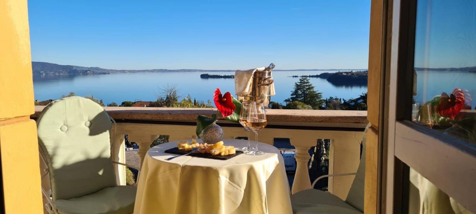 Romantic Double Room with Balcony and Lake View - Photo 7