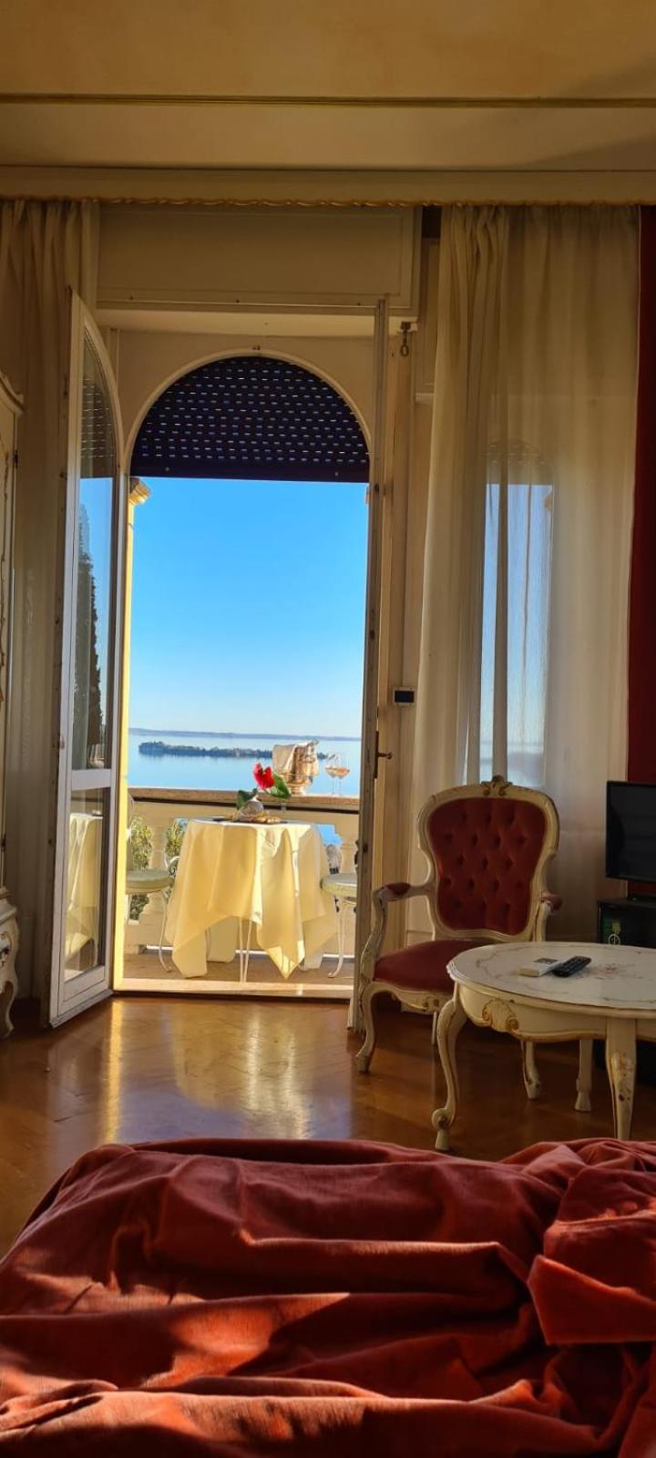 Romantic Double Room with Balcony and Lake View - Photo 11