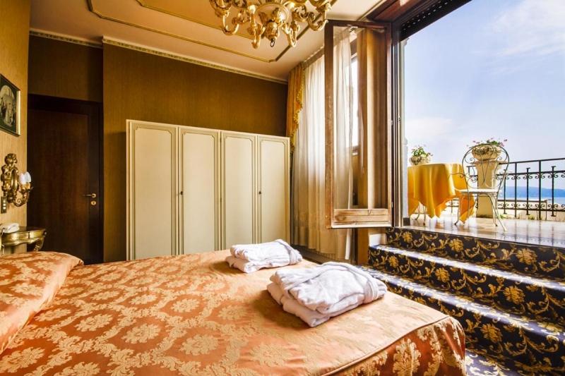 Romantic Double Room with Balcony and Lake View - Photo 6