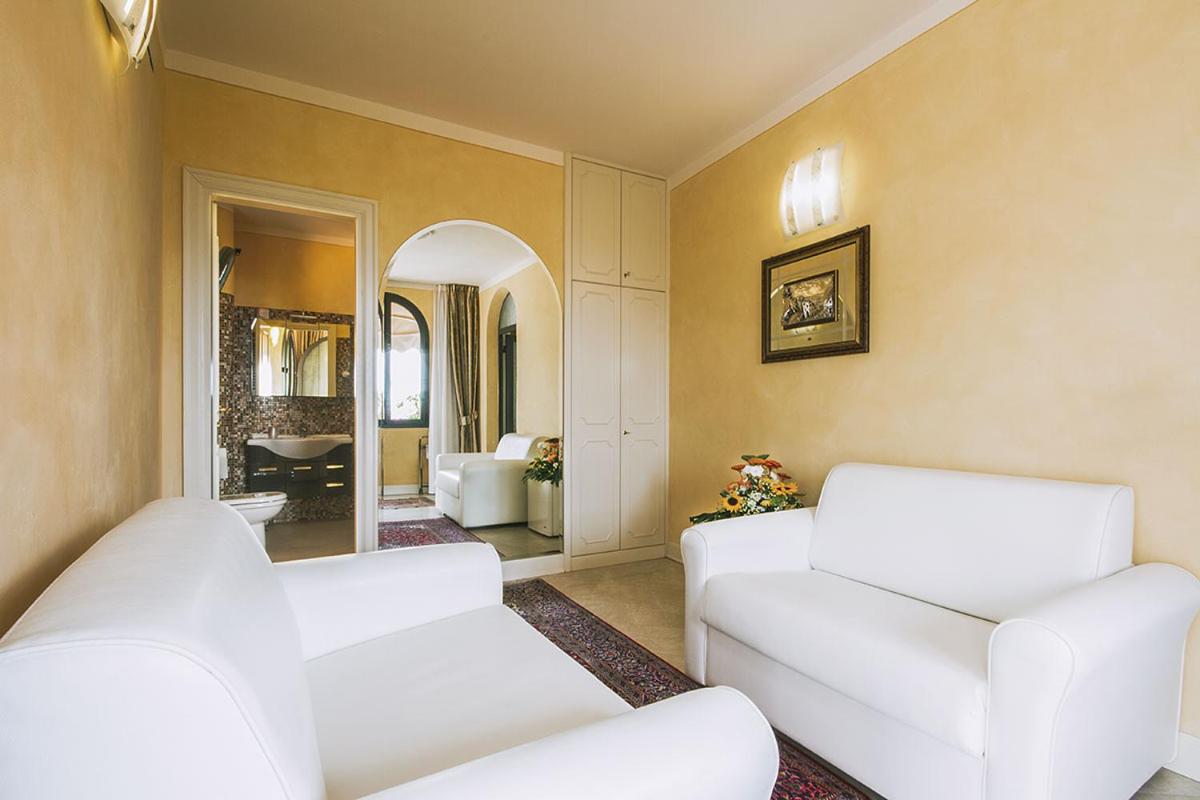 Superior Queen Room with Balcony and Lake View - Photo 6