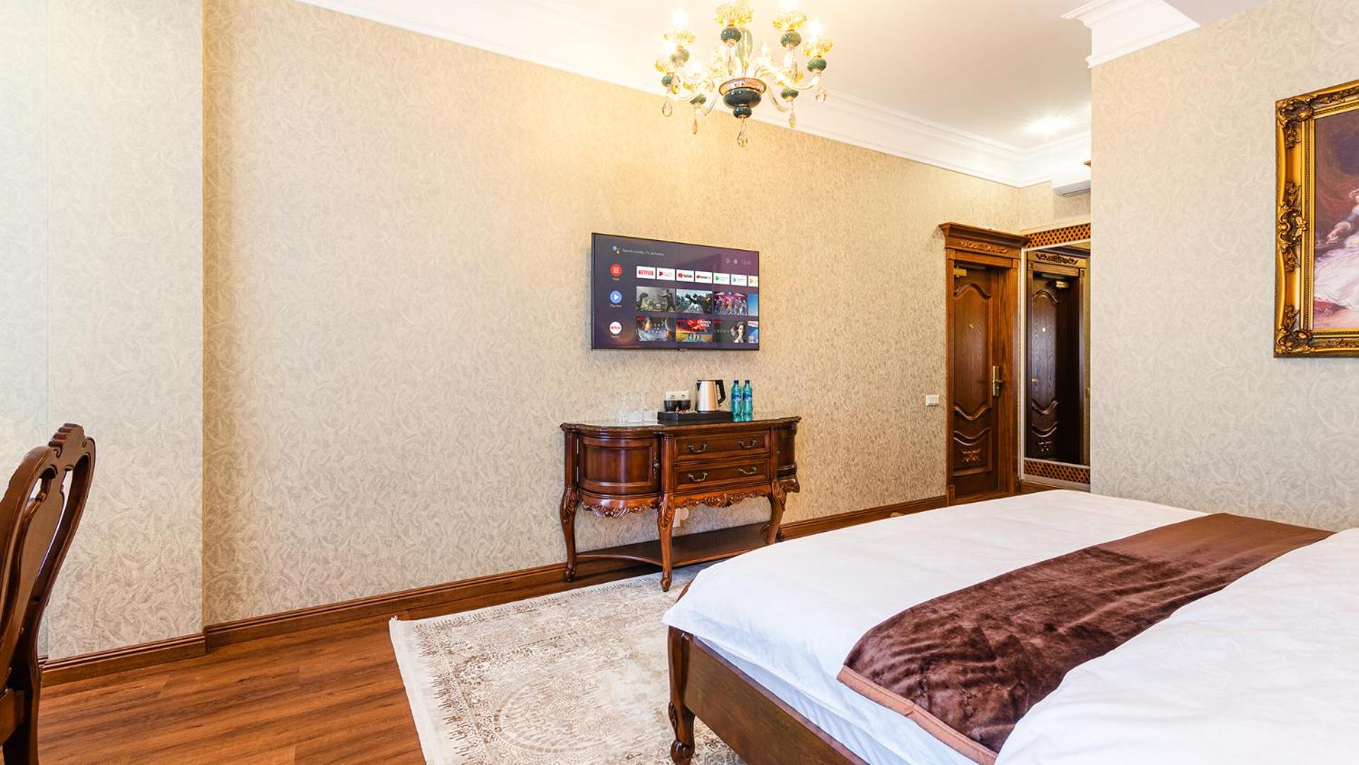 King Room with Balcony - Photo 4