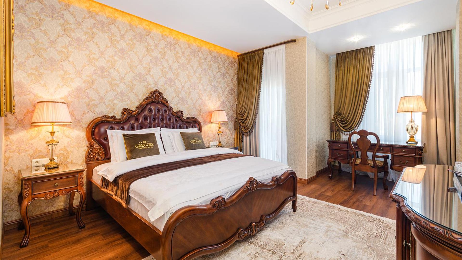 King Room with Balcony - Photo 6