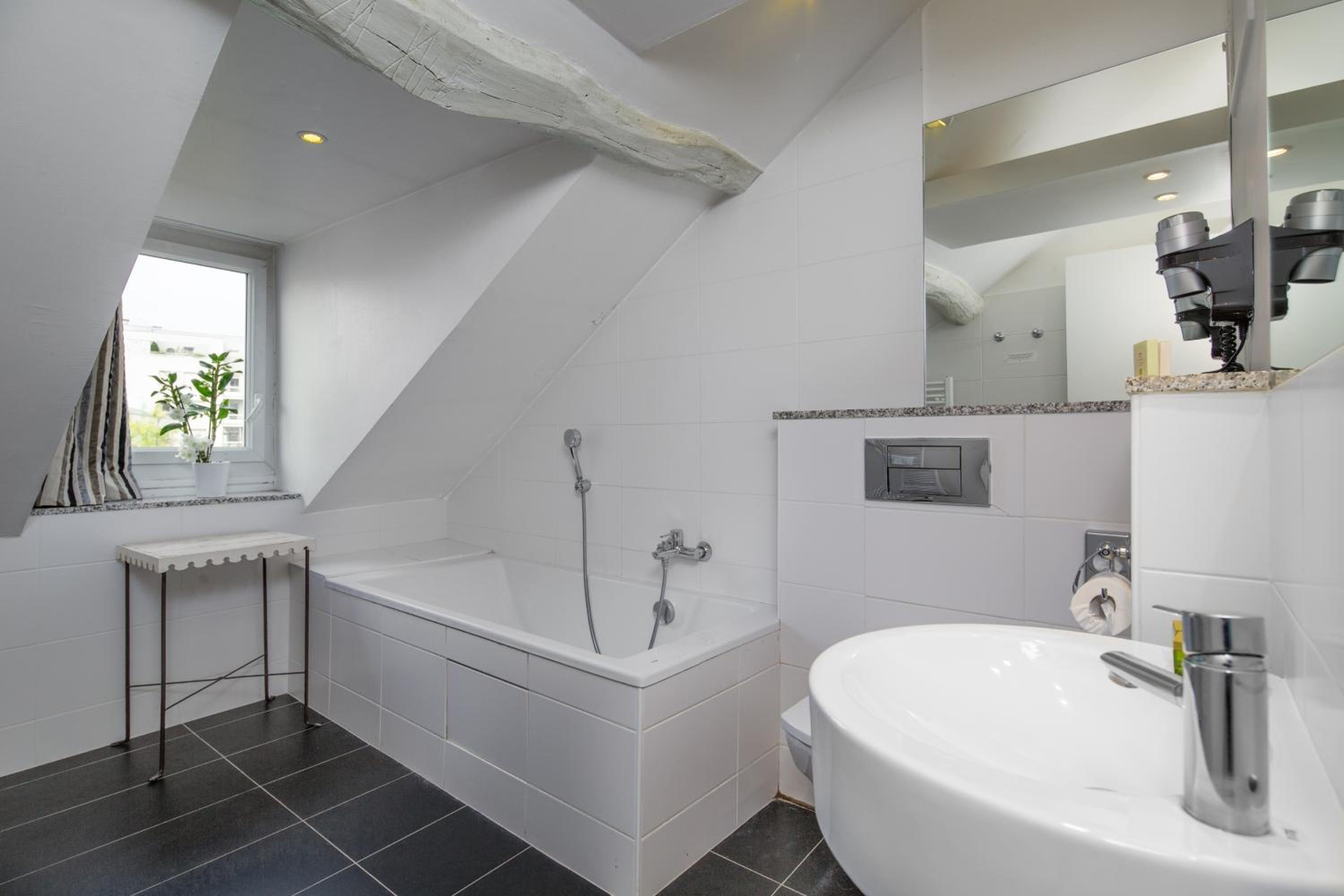 Charming Twin Room with Air-Conditioning photo 3