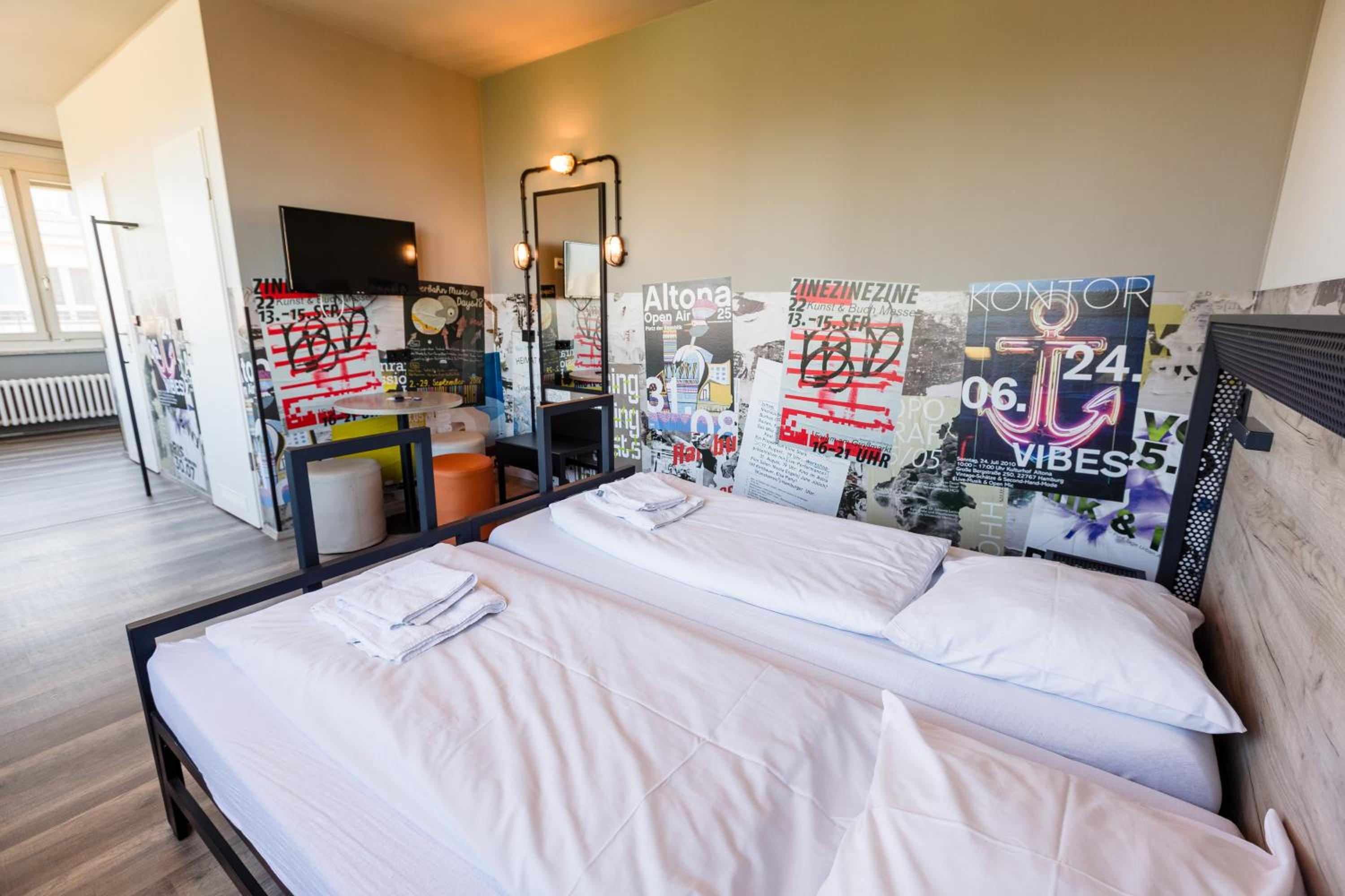 Twin Room thumbnail 6