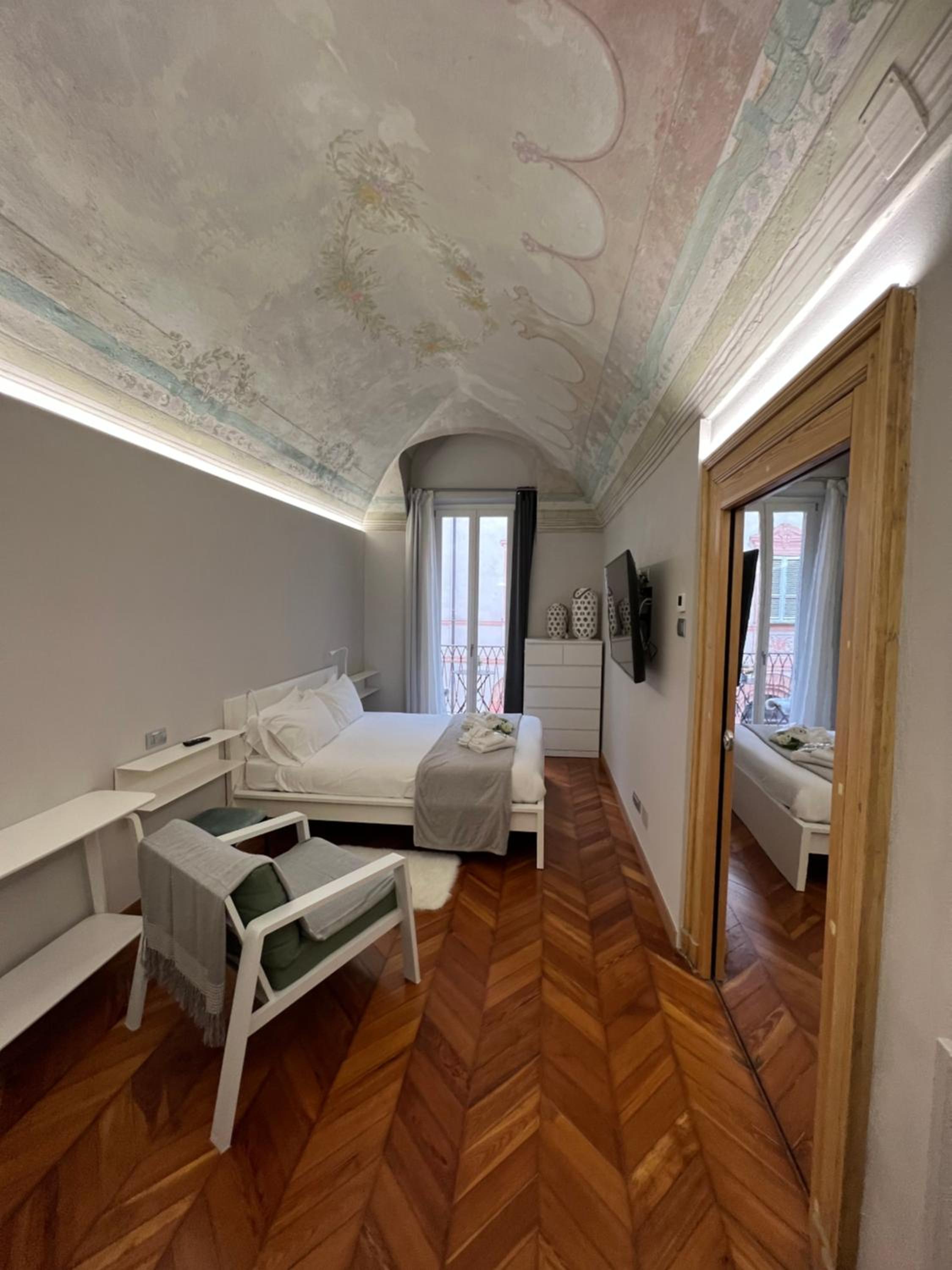 Apartment with Balcony - Photo 16
