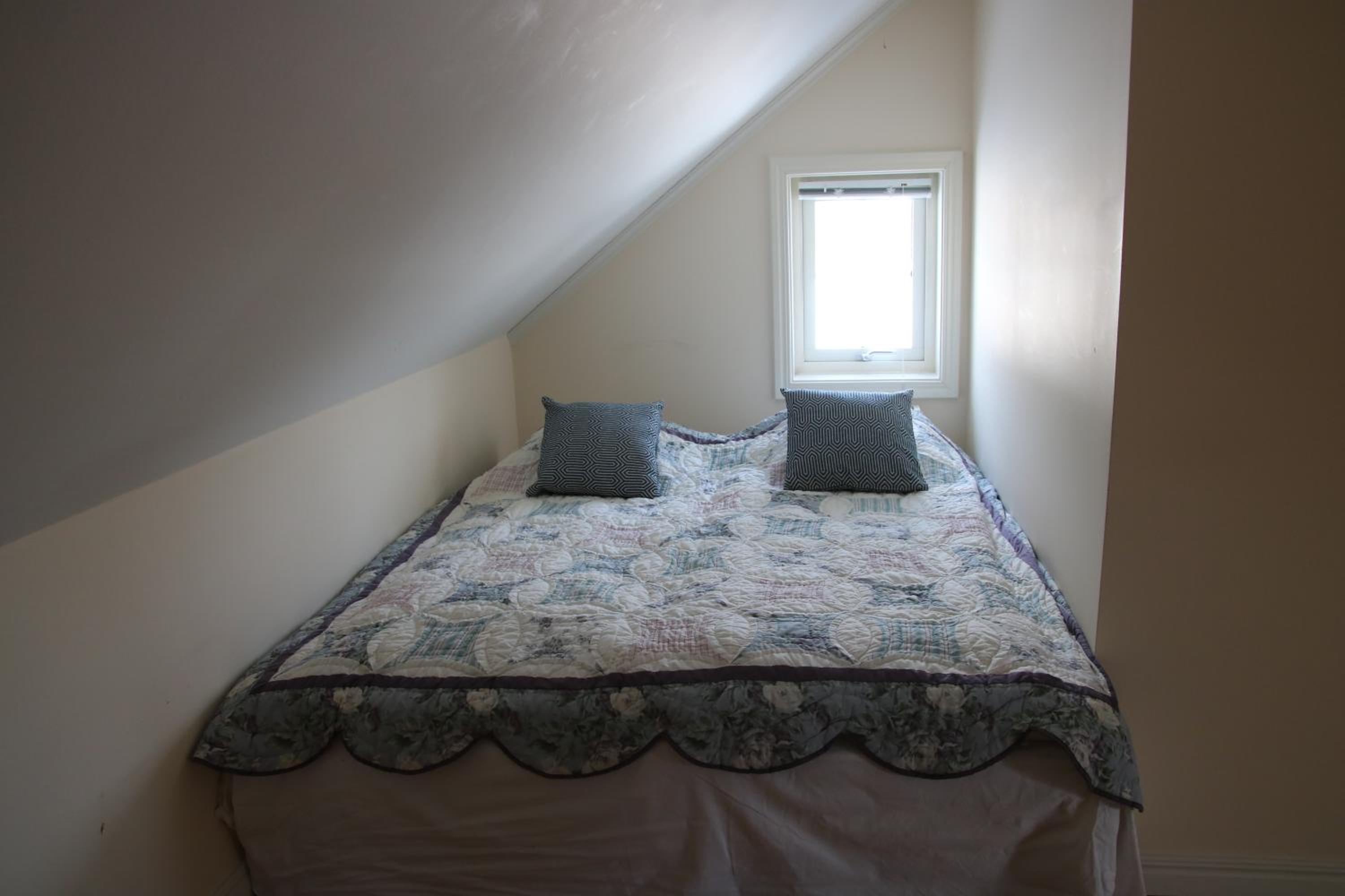 Quadruple Room with Private Bathroom - Photo 3