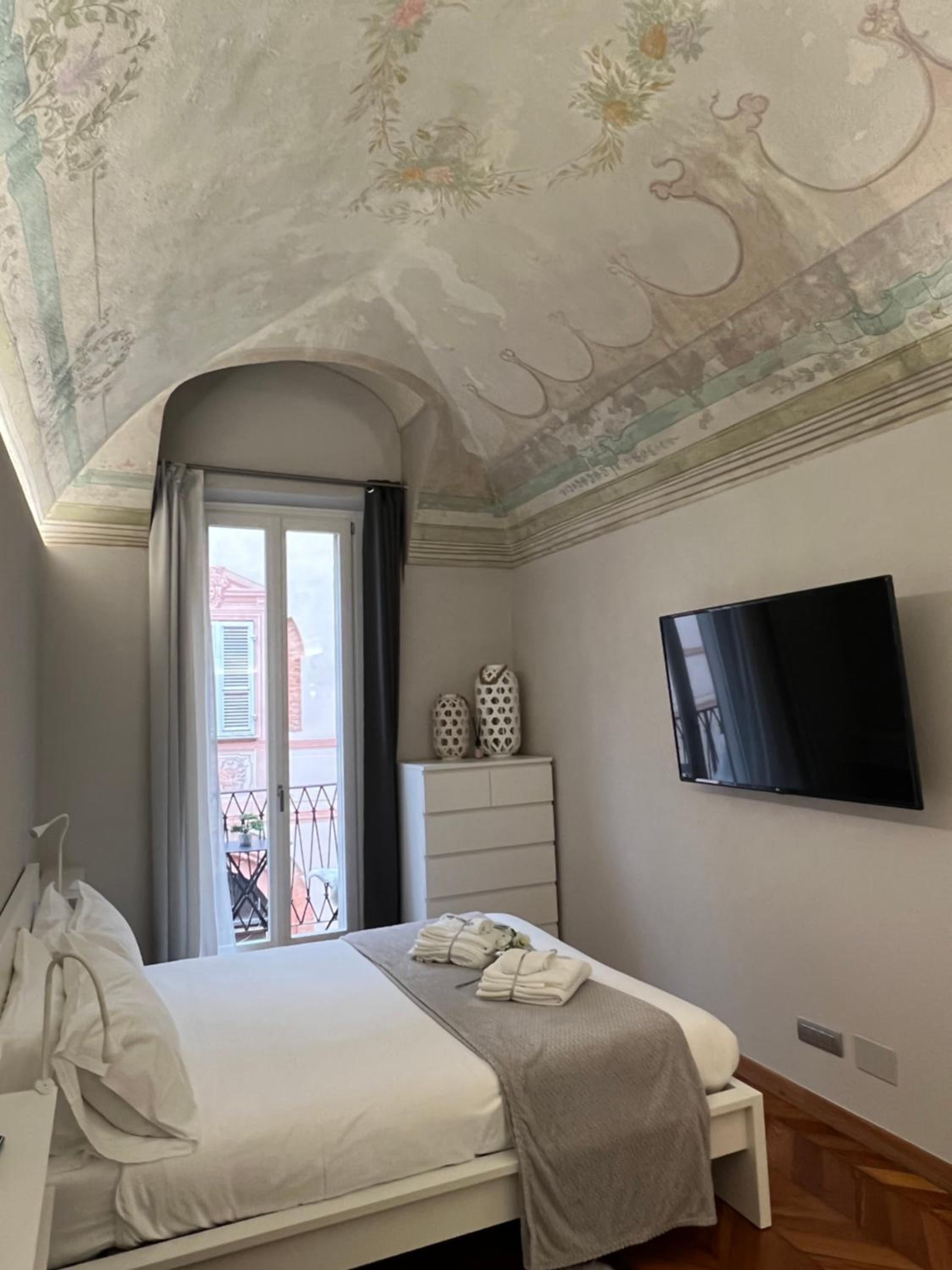 Apartment with Balcony - Photo 4