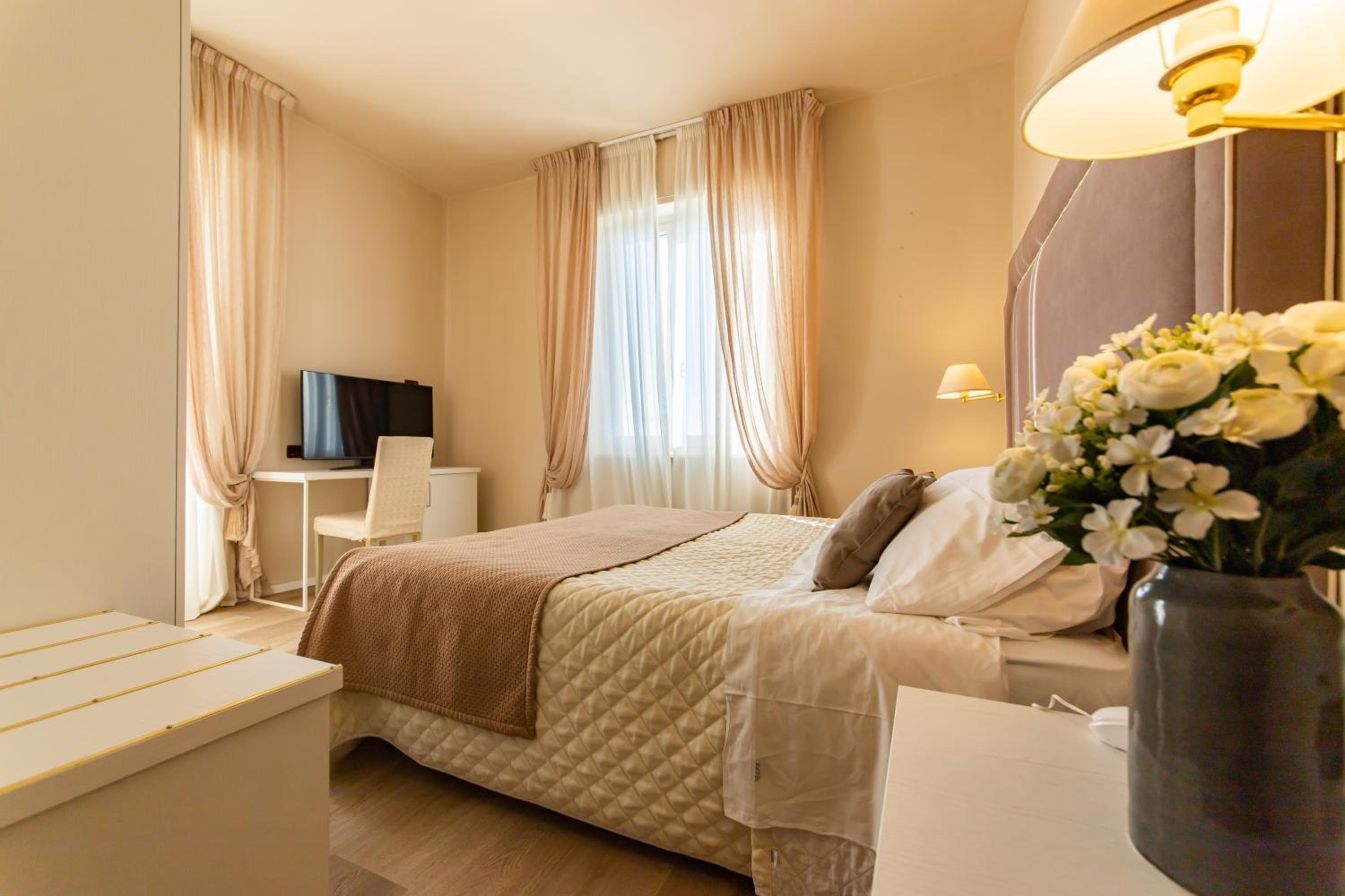 Superior Double or Twin Room with Balcony - Photo 1