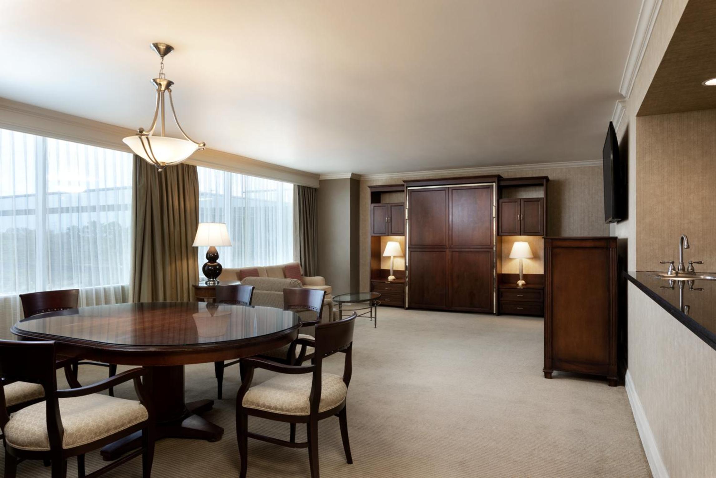 Suite - Photo 1