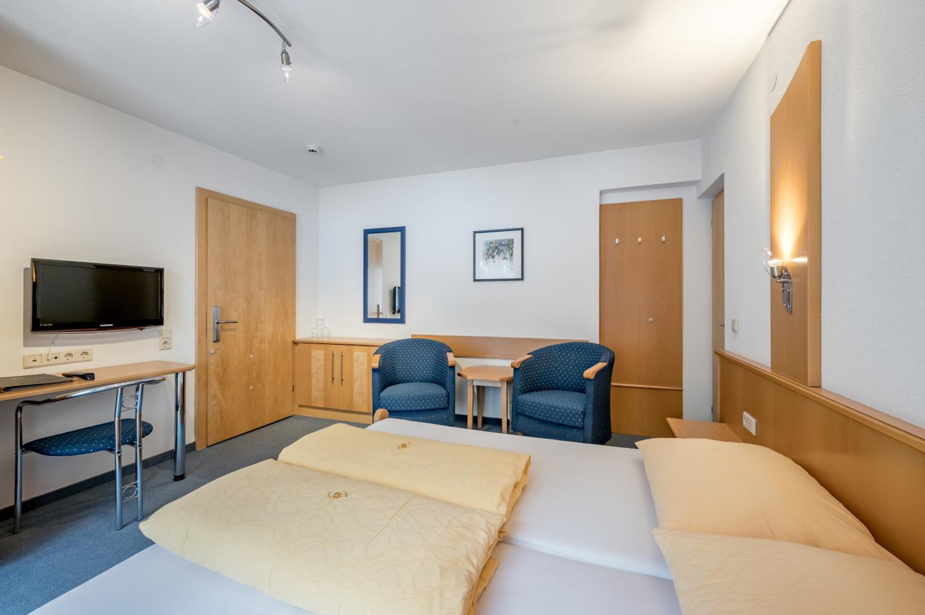 Double Room with Balcony - Photo 2