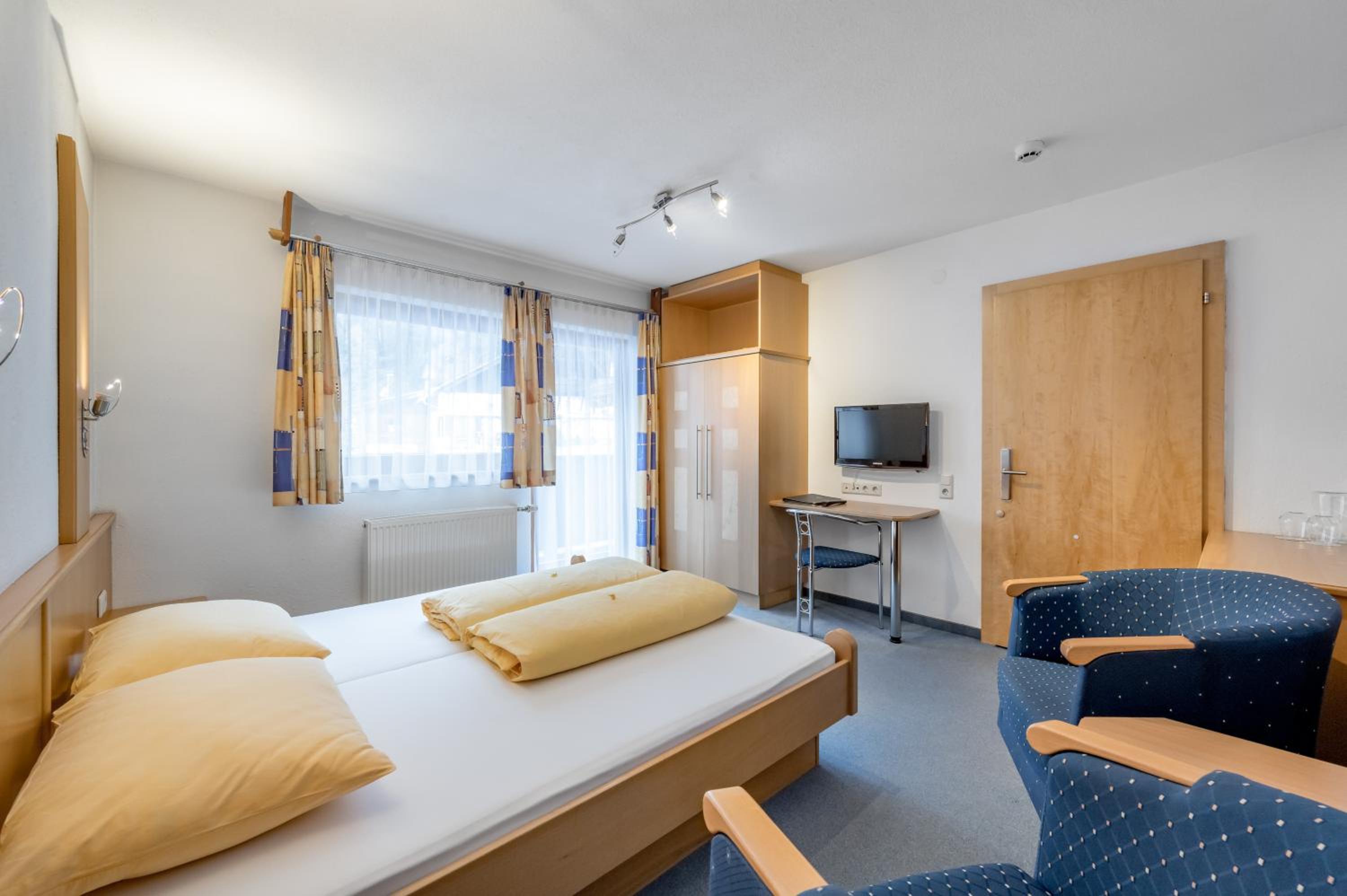 Double Room with Balcony - Photo 3